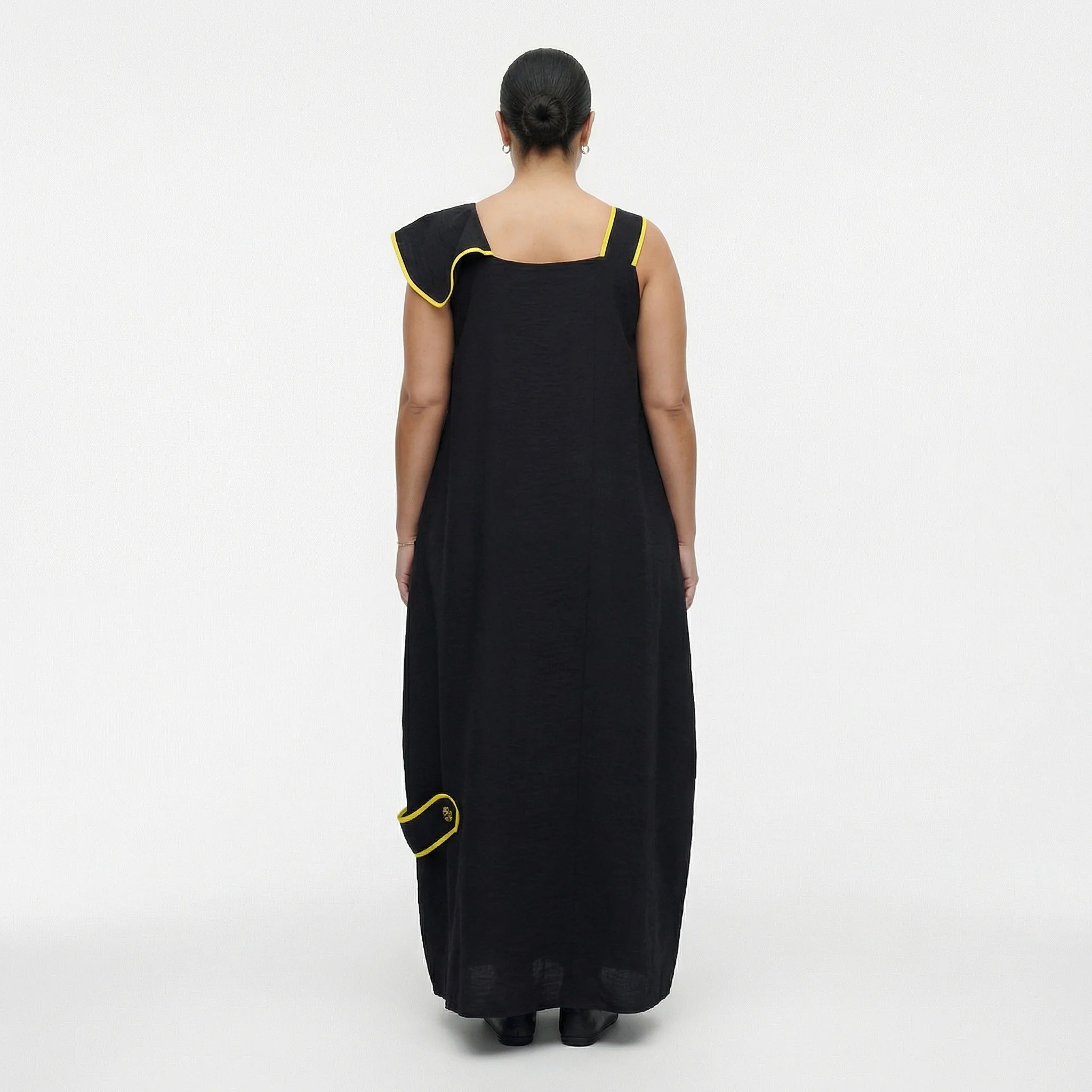 Schwarzes Maxikleid mit gelben Details und Avantgarde-Akzenten von LUANI im Oversize-Look