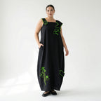 Schwarzgrünes Maxikleid Oversize aus Baumwolljersey mit Stickerei asymmetrisch weit