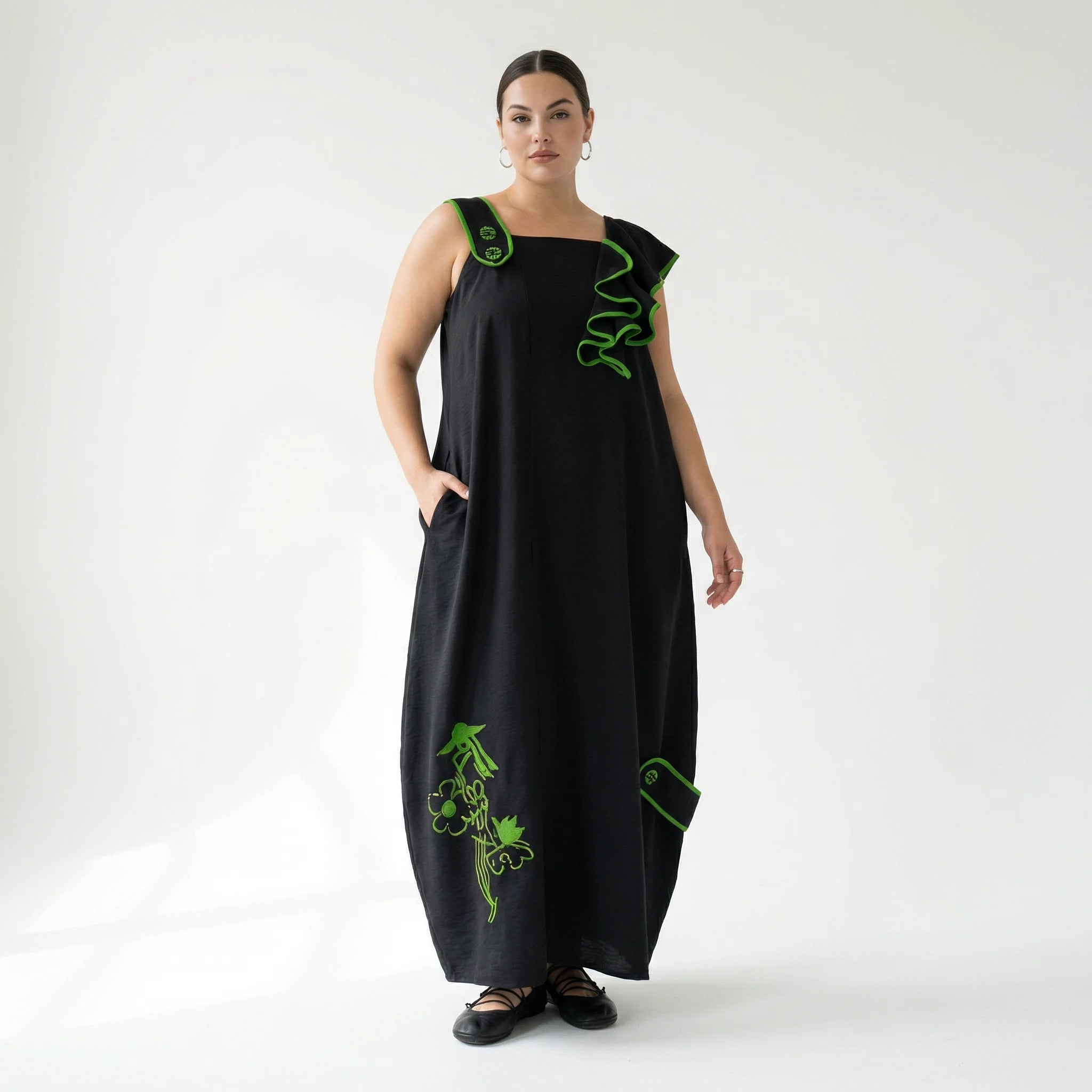 Schwarzes Kleid von LUANI mit grünen Kontrastnähten und Statement-Stickerei im Avantgarde-Stil