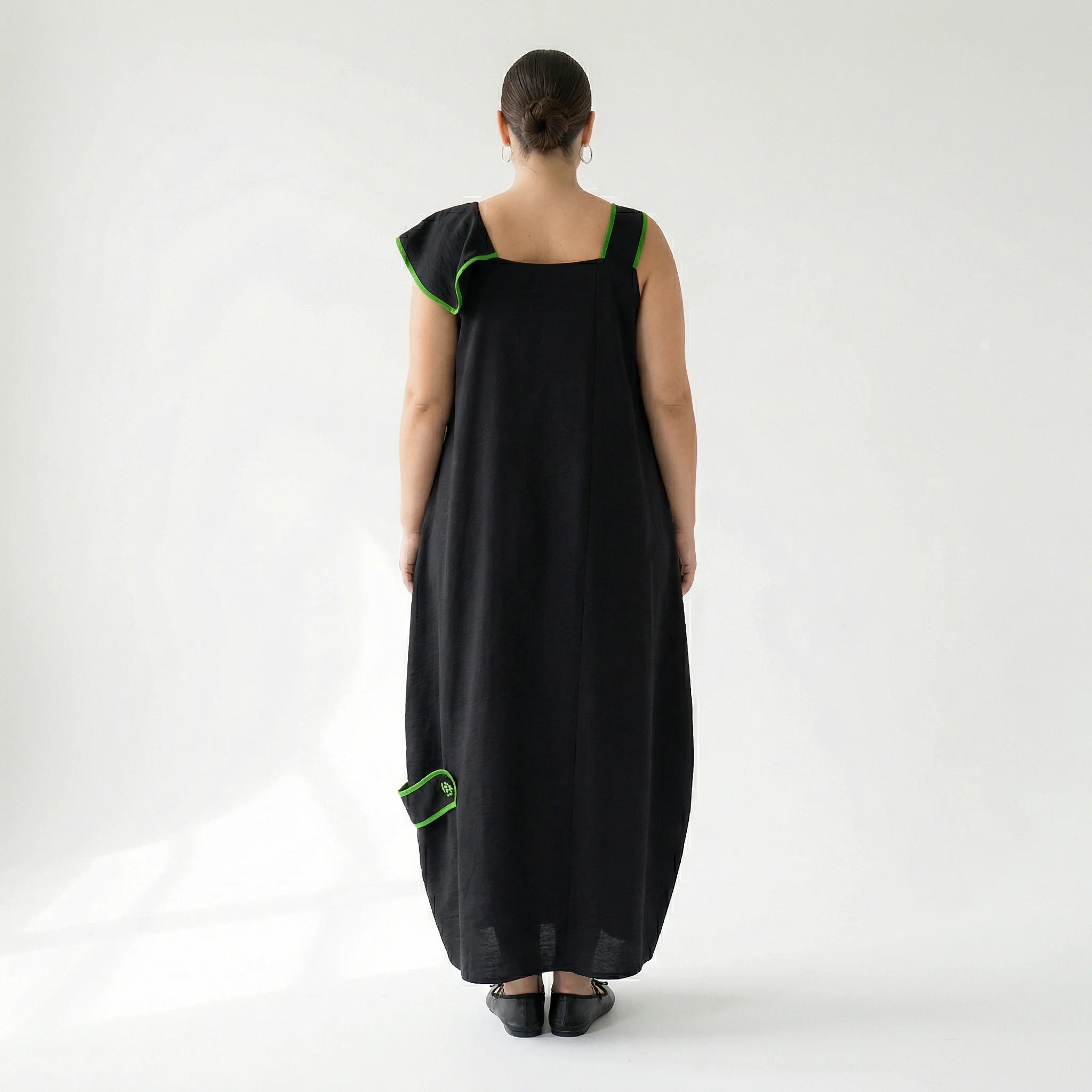 Schwarzes Kleid von LUANI mit grünen Kontrastnähten und Statement-Stickerei im Avantgarde-Stil
