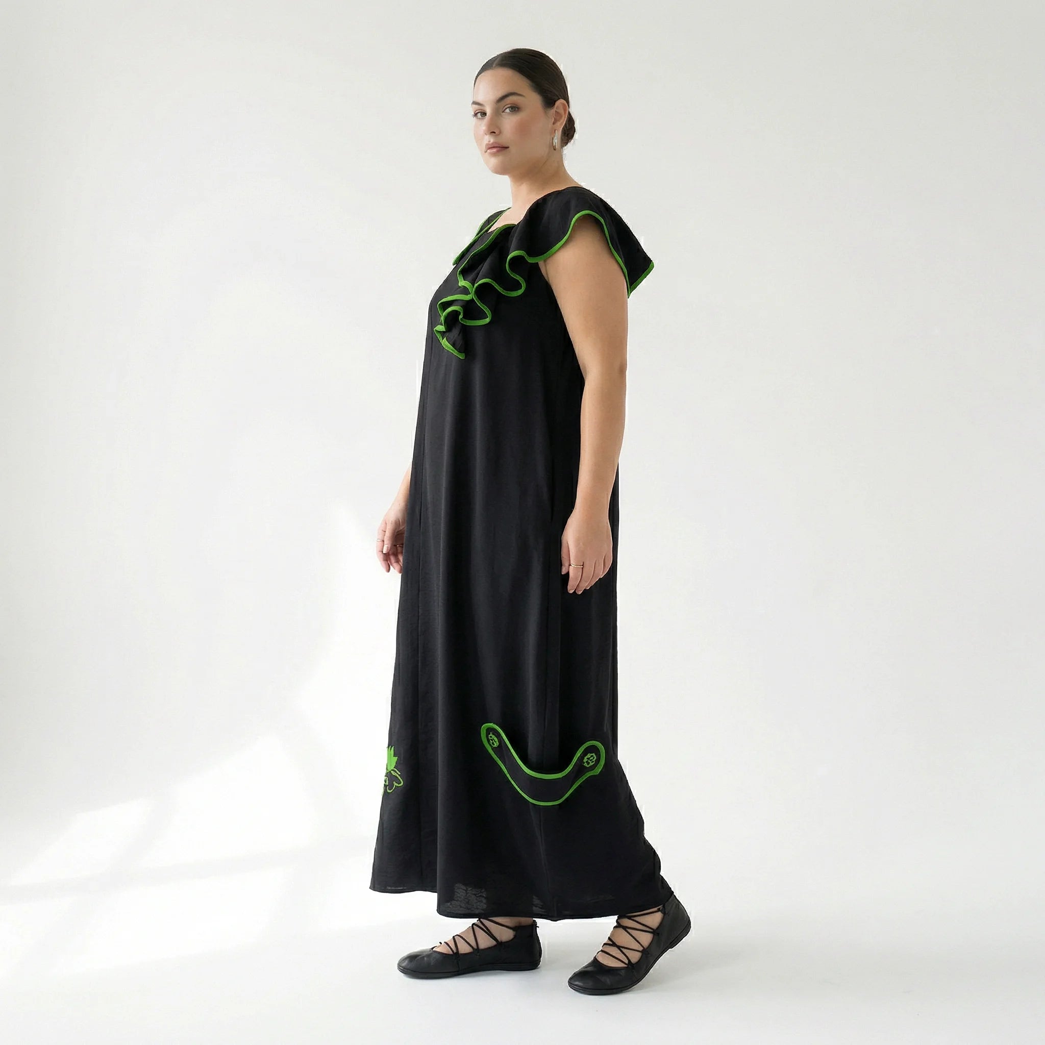 Schwarzes Kleid von LUANI mit grünen Kontrastnähten und Statement-Stickerei im Avantgarde-Stil