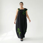 Schwarzgrünes Maxikleid Oversize aus Baumwolljersey mit Stickerei asymmetrisch weit