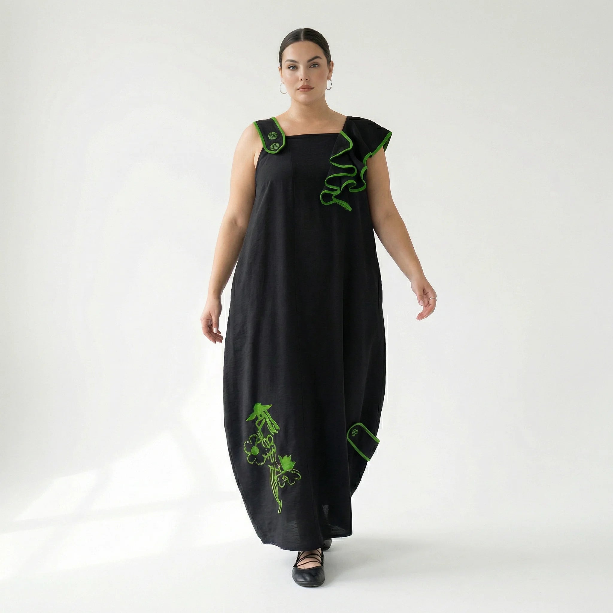 Schwarzes Kleid von LUANI mit grünen Kontrastnähten und Statement-Stickerei im Avantgarde-Stil