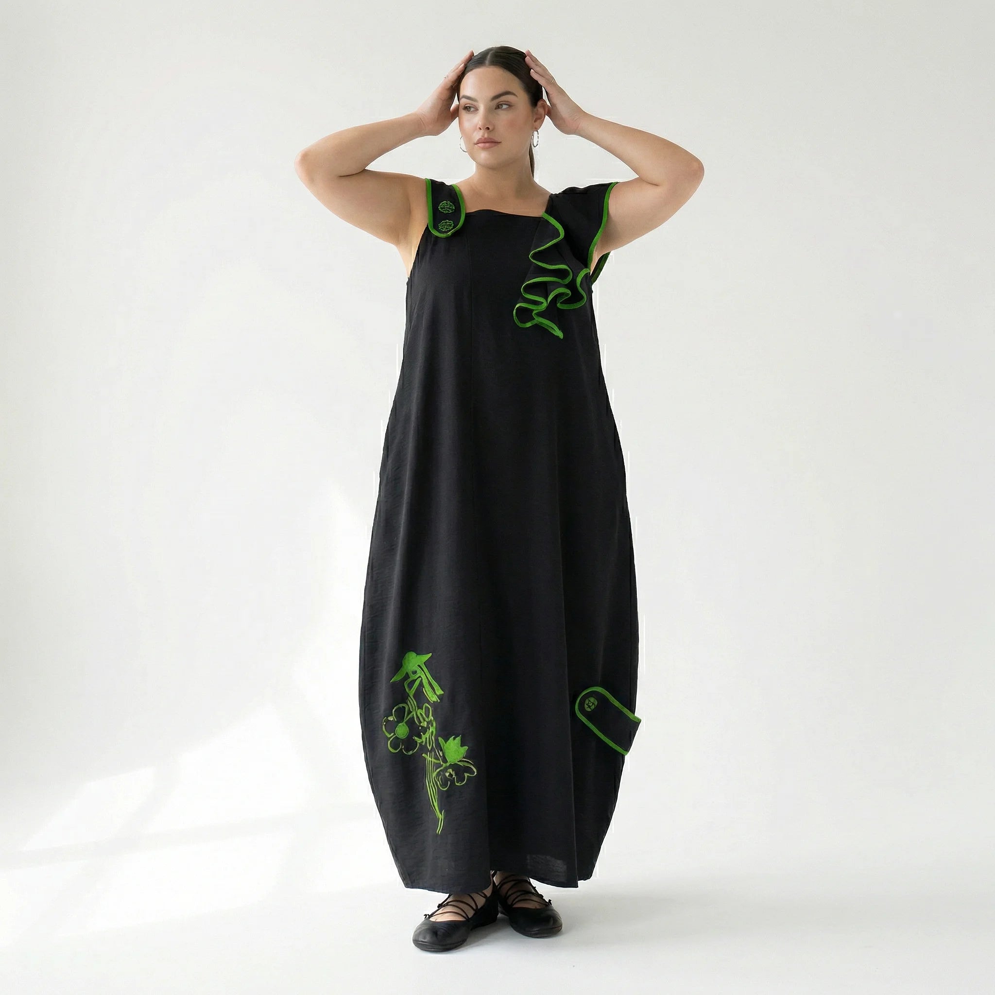 Schwarzes Kleid von LUANI mit grünen Kontrastnähten und Statement-Stickerei im Avantgarde-Stil