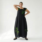 Schwarzgrünes Maxikleid Oversize aus Baumwolljersey mit Stickerei asymmetrisch weit