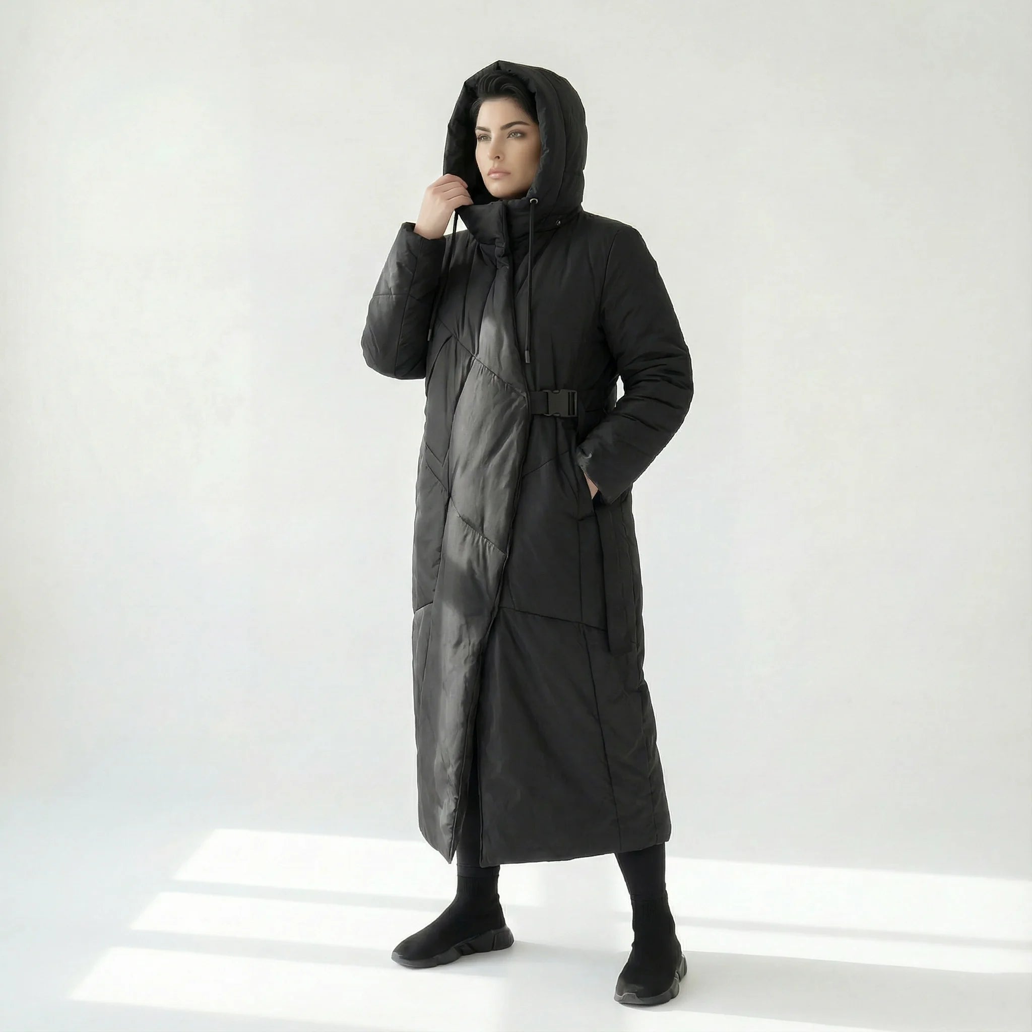 Asymmetrischer Oversize Mantel mit Kapuze und grafischer Steppung in Schwarz