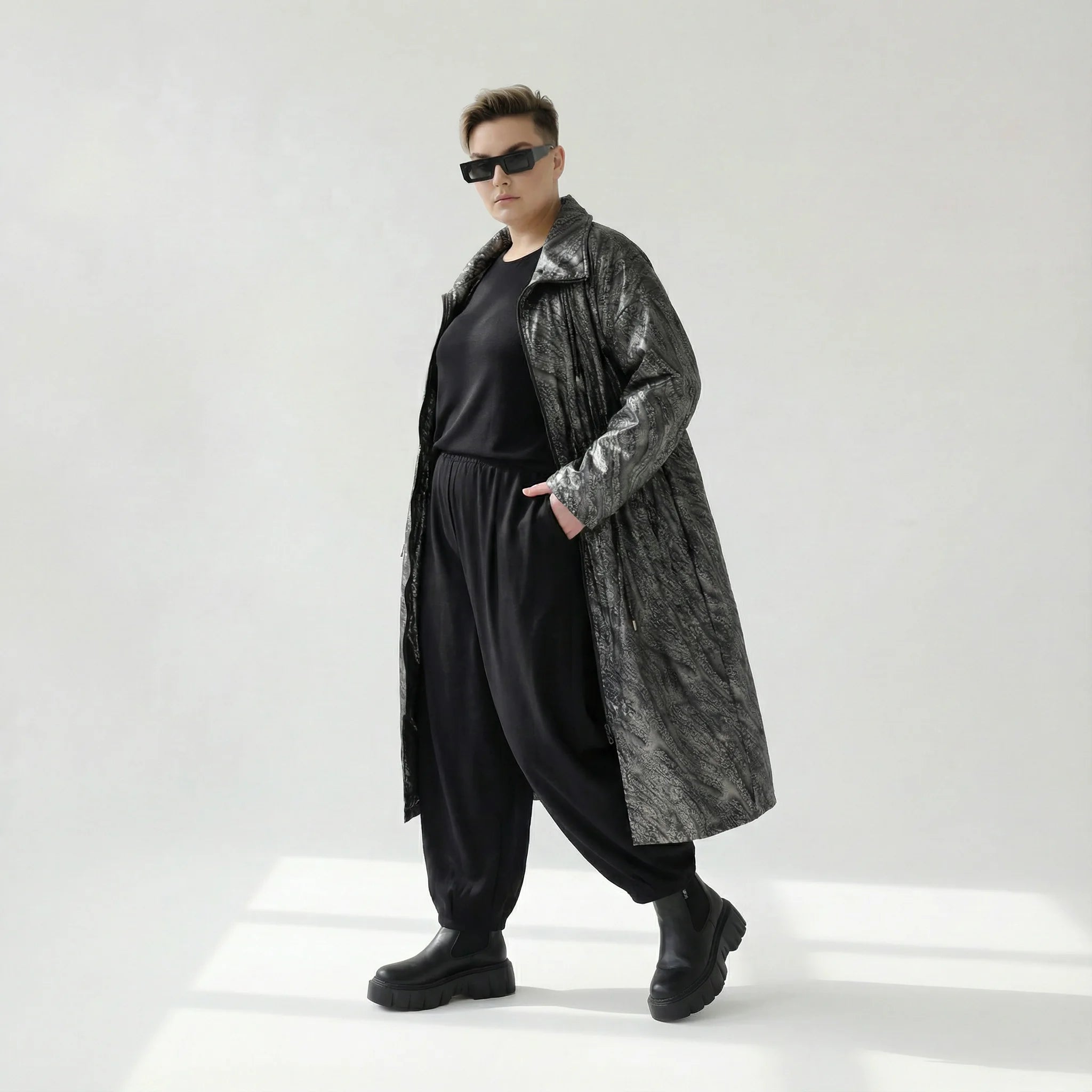 Oversize-Wintermantel aus Lederimitat mit Tunnelzug – warm, dehnbar & stylish | AKH Premium bei Modeare