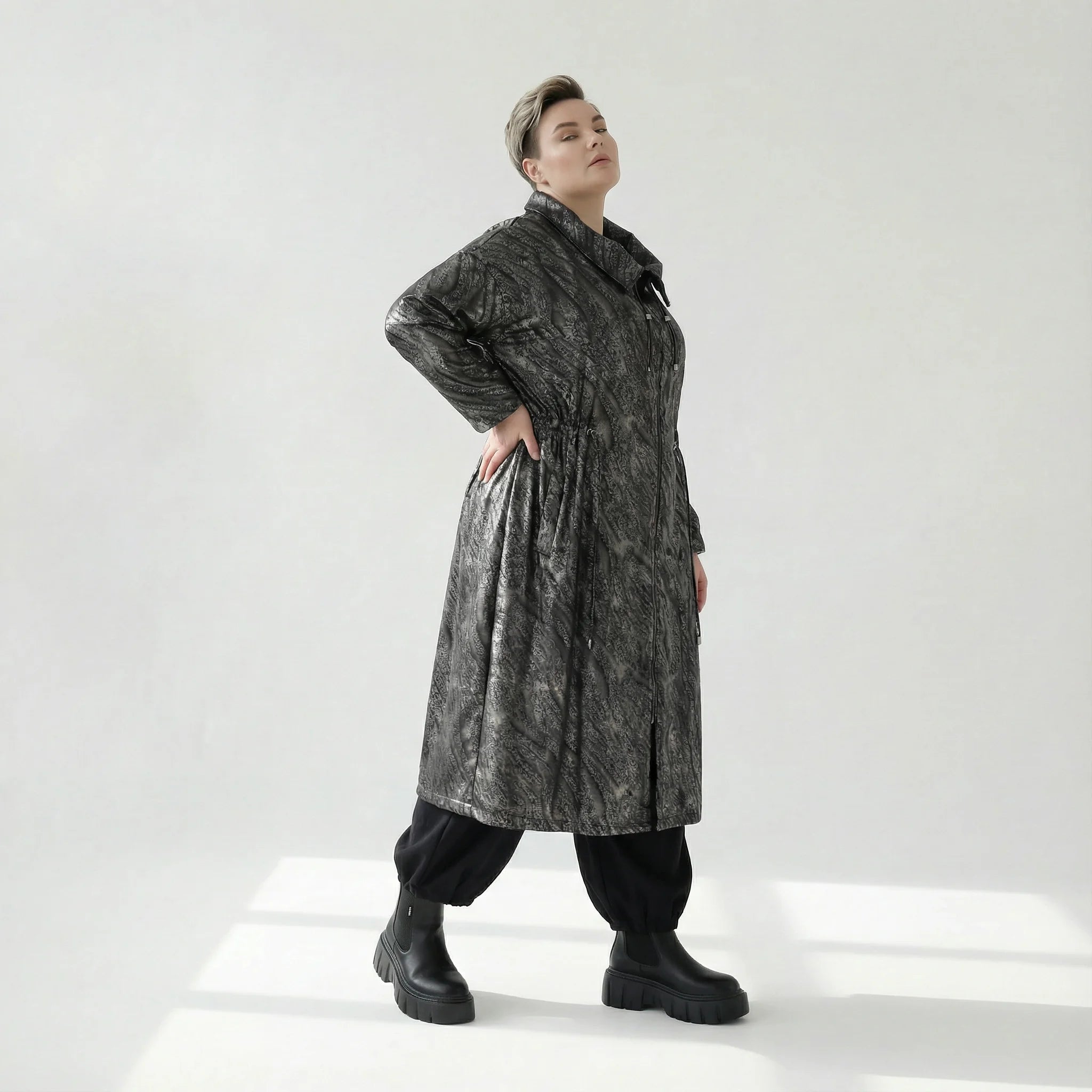 Oversize-Wintermantel aus Lederimitat mit Tunnelzug – warm, dehnbar & stylish | AKH Premium bei Modeare