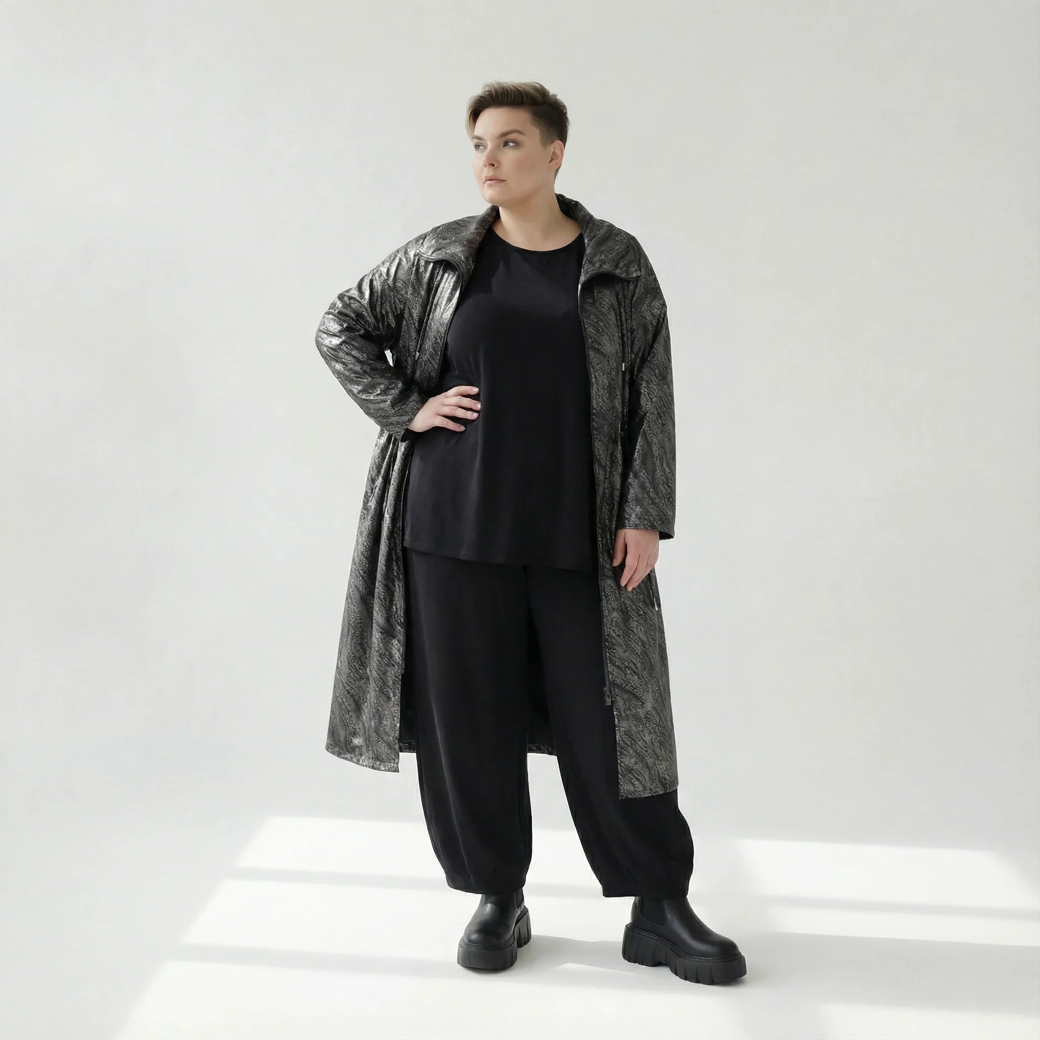 Oversize-Wintermantel aus Lederimitat mit Tunnelzug – warm, dehnbar & stylish | AKH Premium bei Modeare