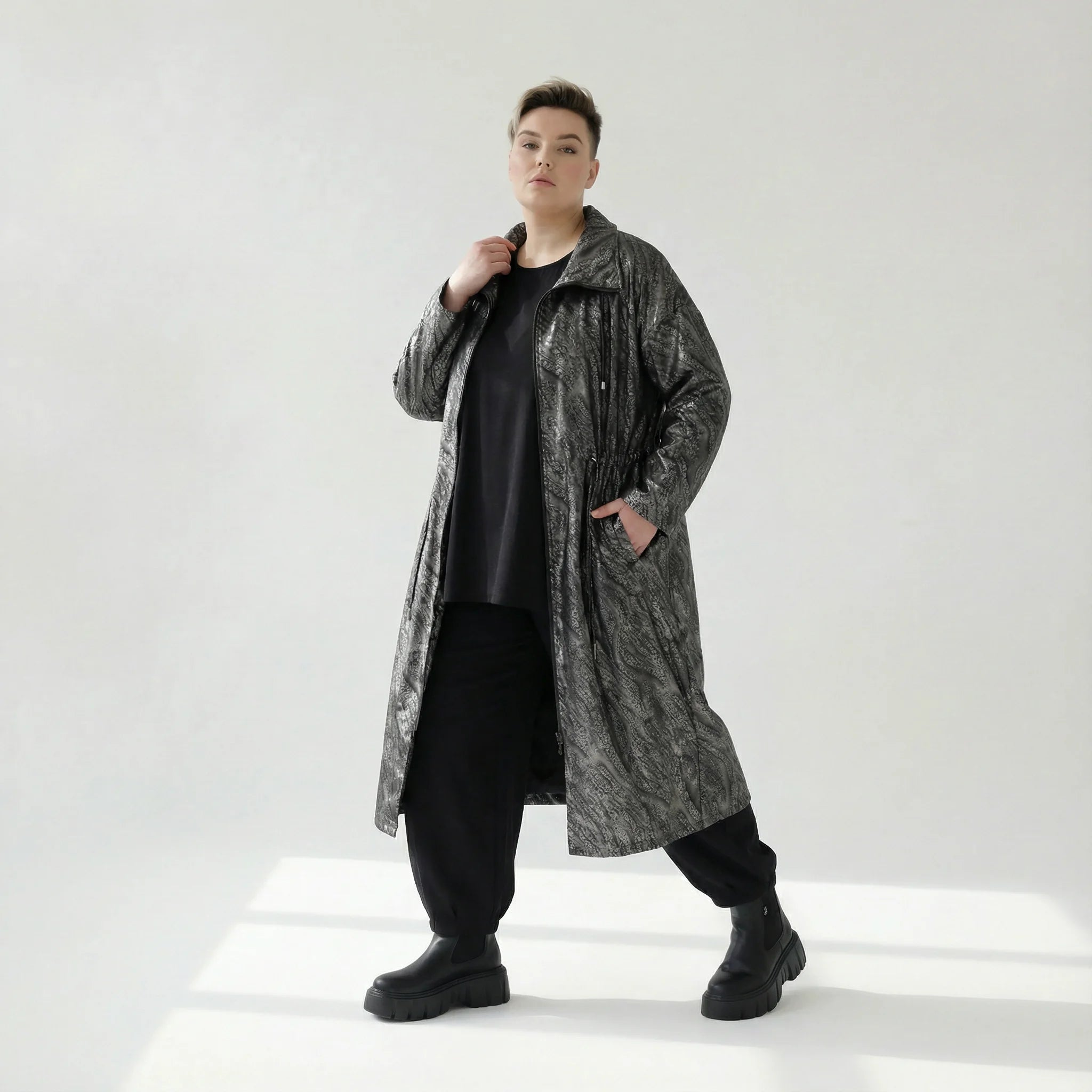 Oversize-Wintermantel aus Lederimitat mit Tunnelzug – warm, dehnbar & stylish | AKH Premium bei Modeare
