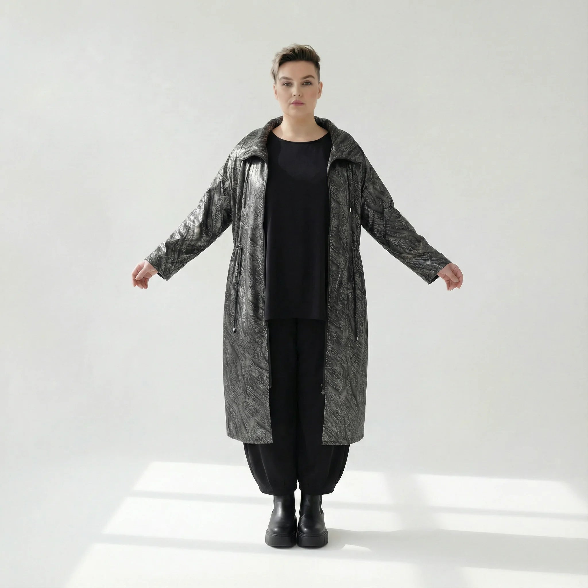 Oversize-Wintermantel aus Lederimitat mit Tunnelzug – warm, dehnbar & stylish | AKH Premium bei Modeare