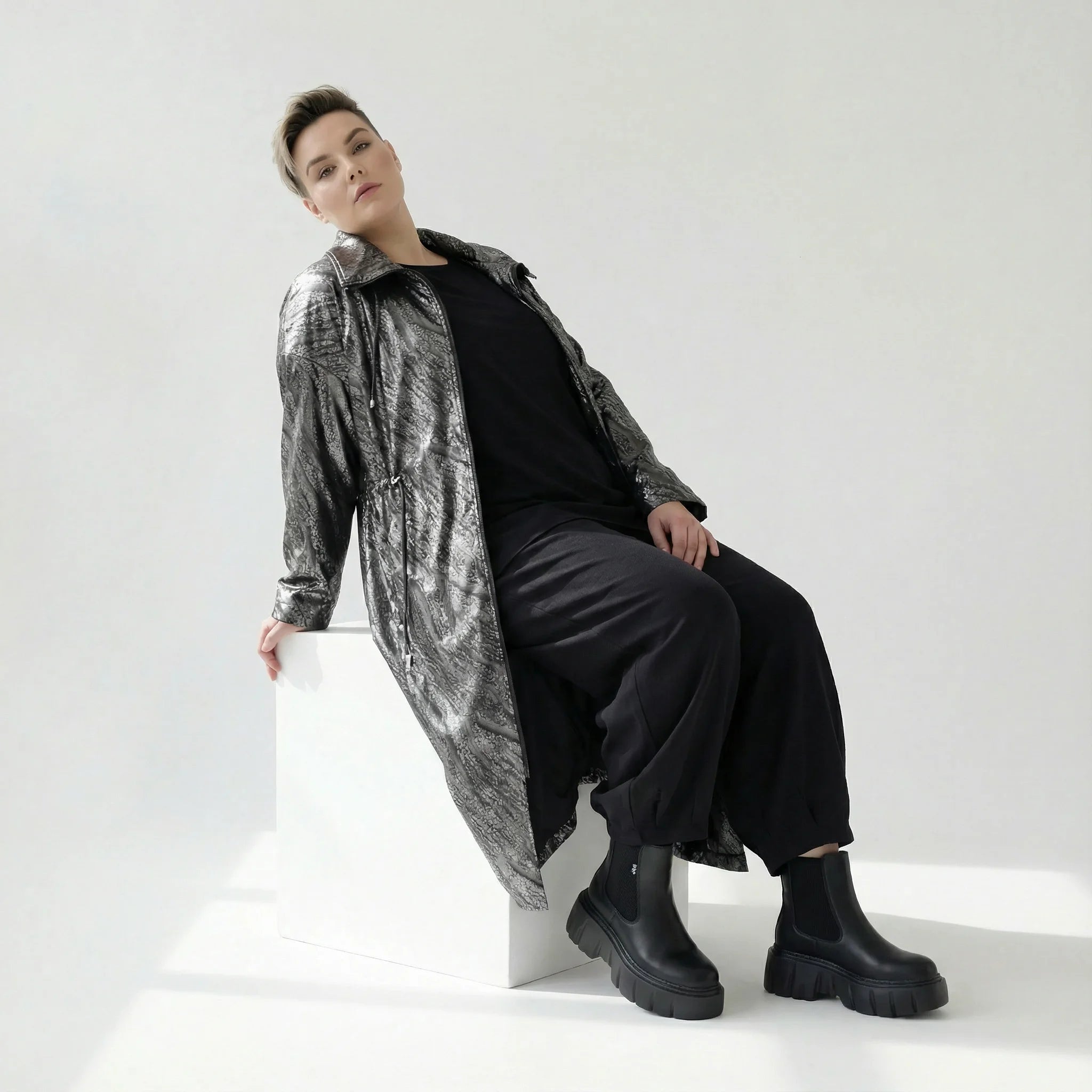 Oversize-Wintermantel aus Lederimitat mit Tunnelzug – warm, dehnbar & stylish | AKH Premium bei Modeare