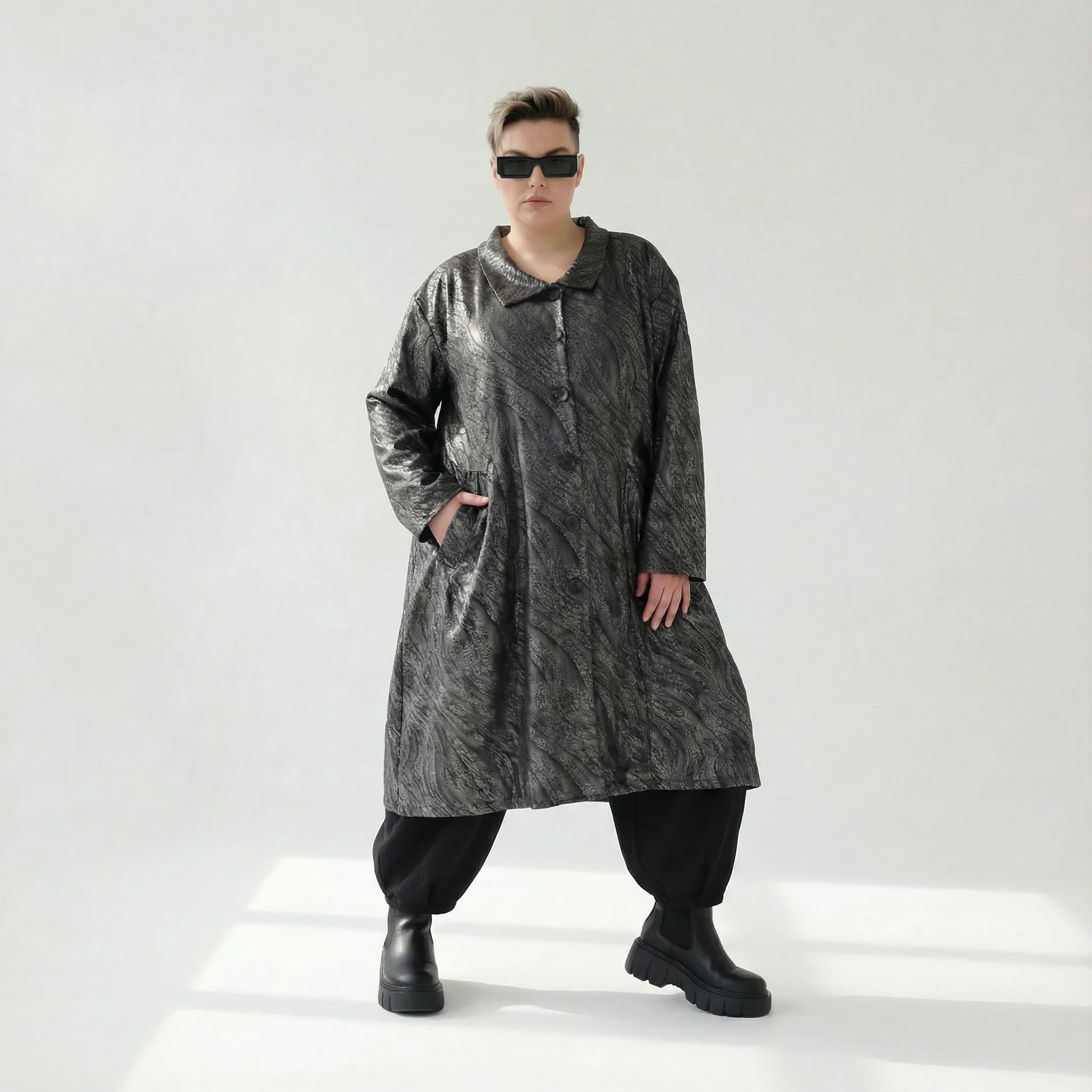 Oversize Mantel Metallic Struktur warm für Winter von AKH Premium – Avantgarde Damenmode bei Modeare, edel & flexibel kombinierbar