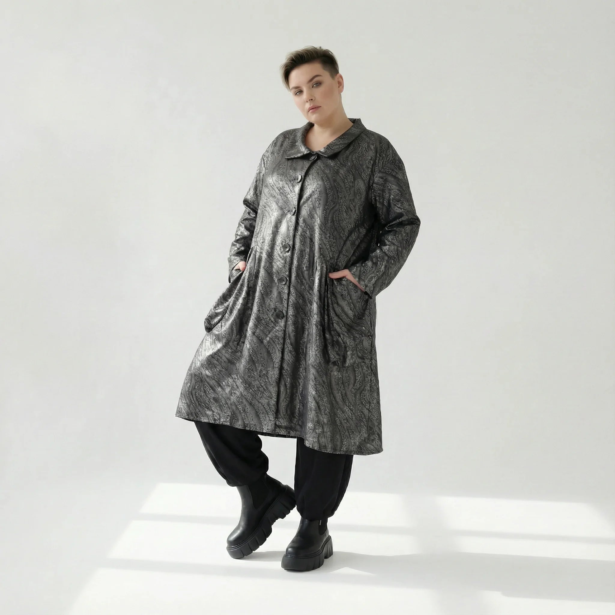Oversize Mantel Metallic Struktur warm für Winter von AKH Premium – Avantgarde Damenmode bei Modeare, edel & flexibel kombinierbar