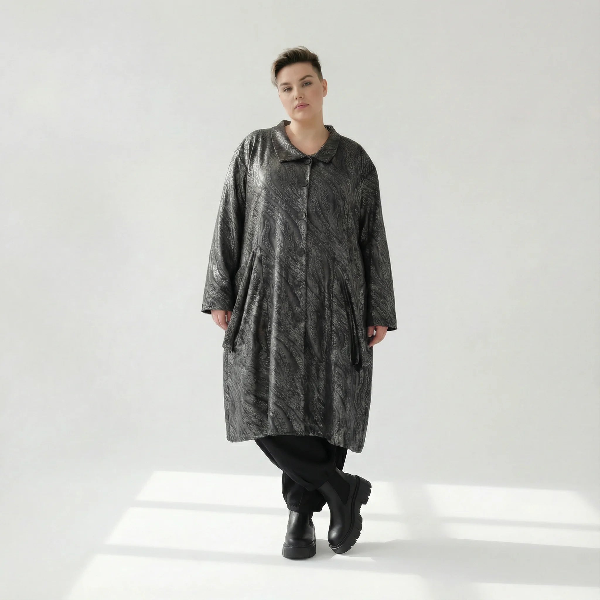 Oversize Mantel Metallic Struktur warm für Winter von AKH Premium – Avantgarde Damenmode bei Modeare, edel & flexibel kombinierbar