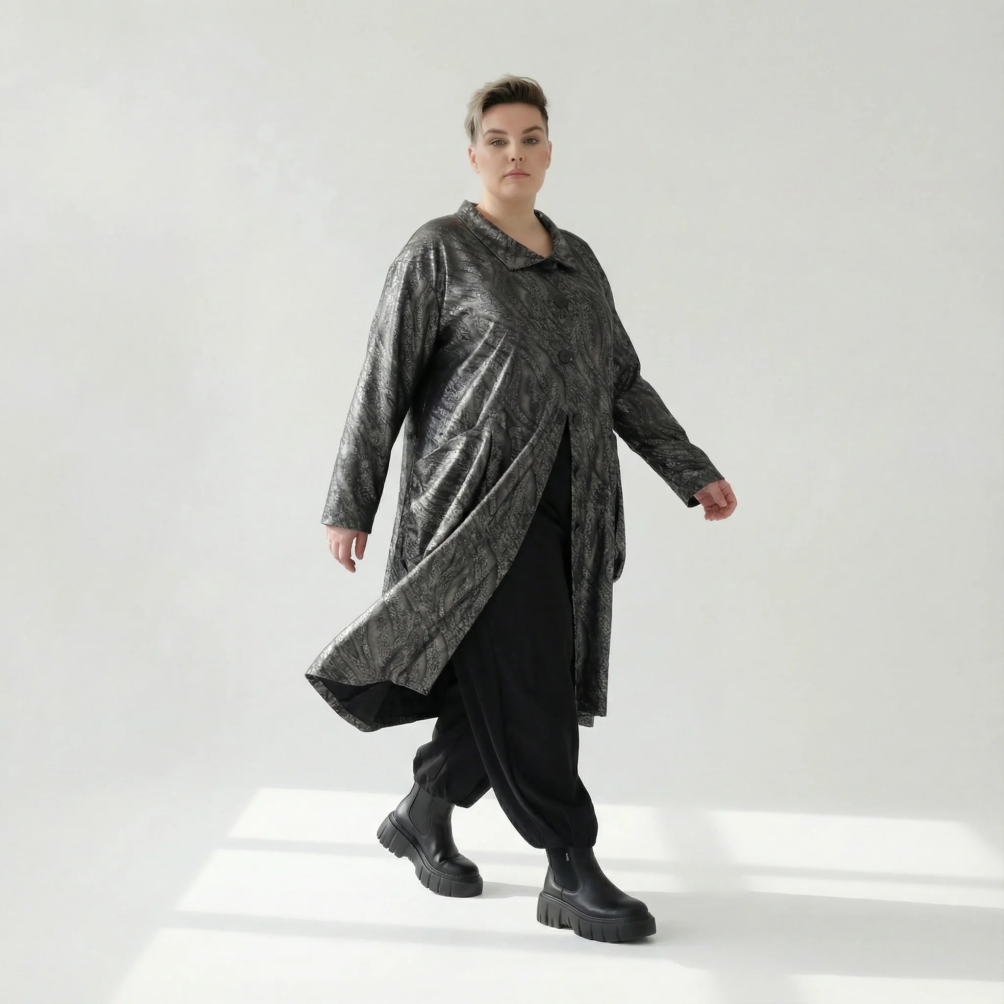 Oversize Mantel Metallic Struktur warm für Winter von AKH Premium – Avantgarde Damenmode bei Modeare, edel & flexibel kombinierbar