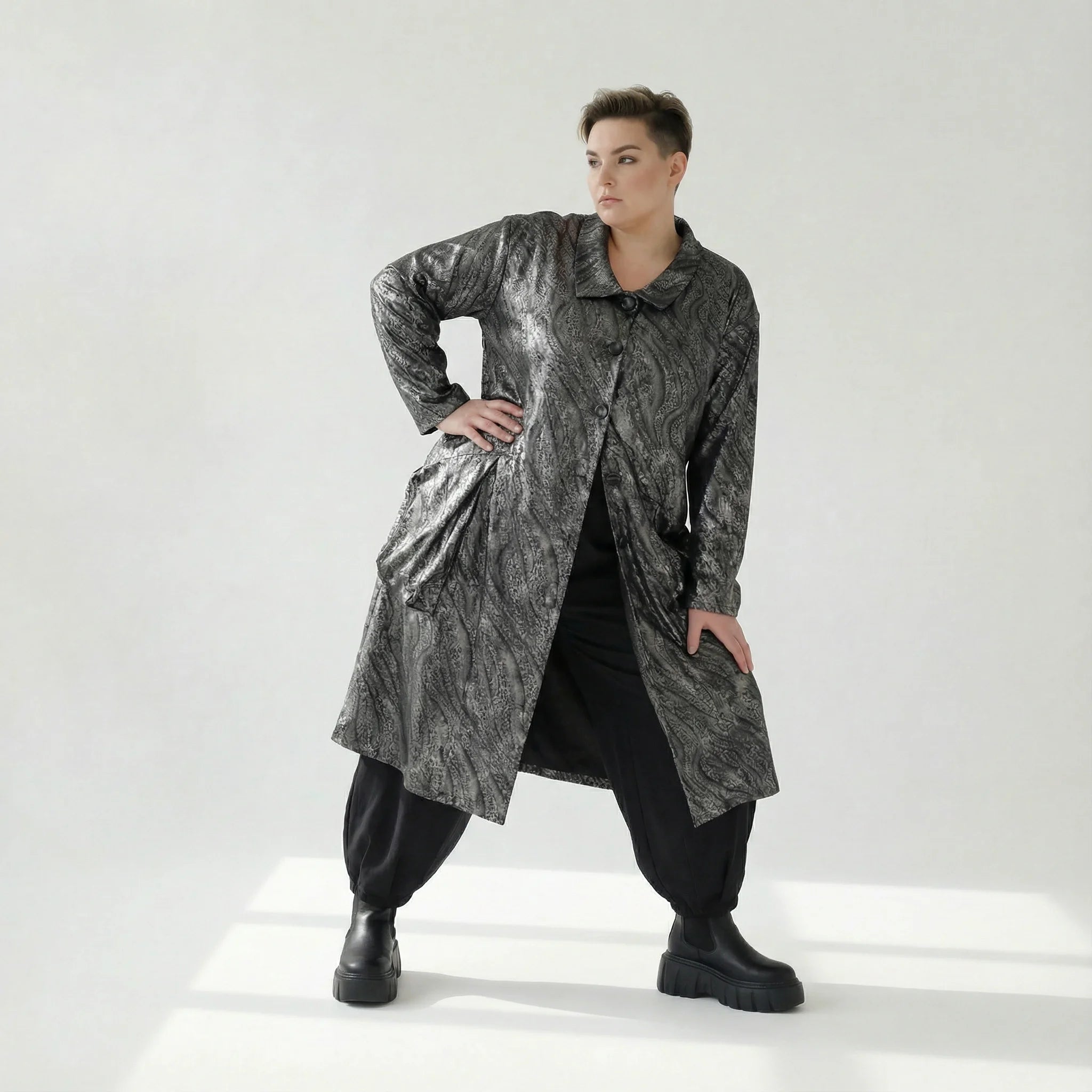 Oversize Mantel Metallic Struktur warm für Winter von AKH Premium – Avantgarde Damenmode bei Modeare, edel & flexibel kombinierbar