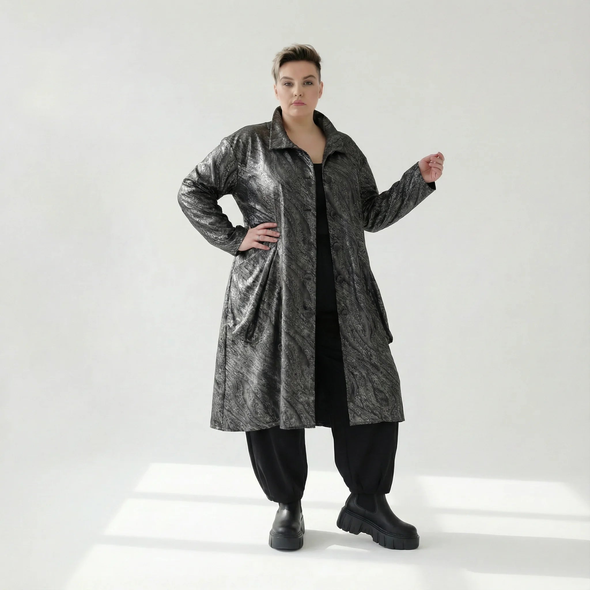 Oversize Mantel Metallic Struktur warm für Winter von AKH Premium – Avantgarde Damenmode bei Modeare, edel & flexibel kombinierbar