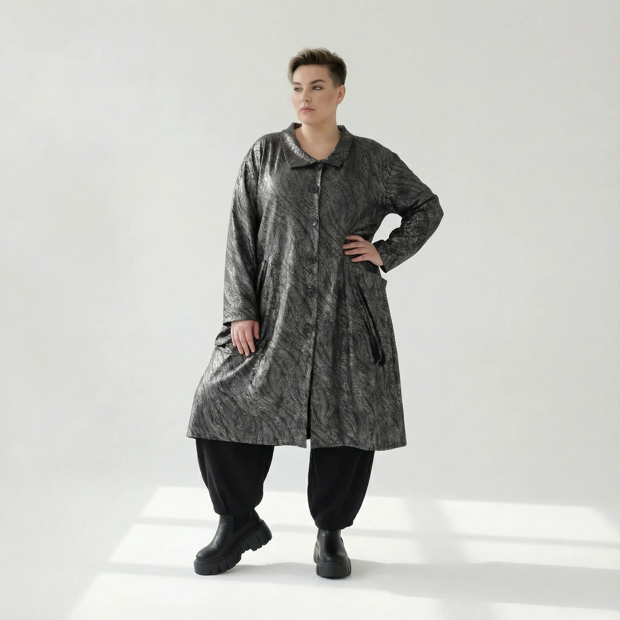 Oversize Mantel Metallic Struktur warm für Winter von AKH Premium – Avantgarde Damenmode bei Modeare, edel & flexibel kombinierbar