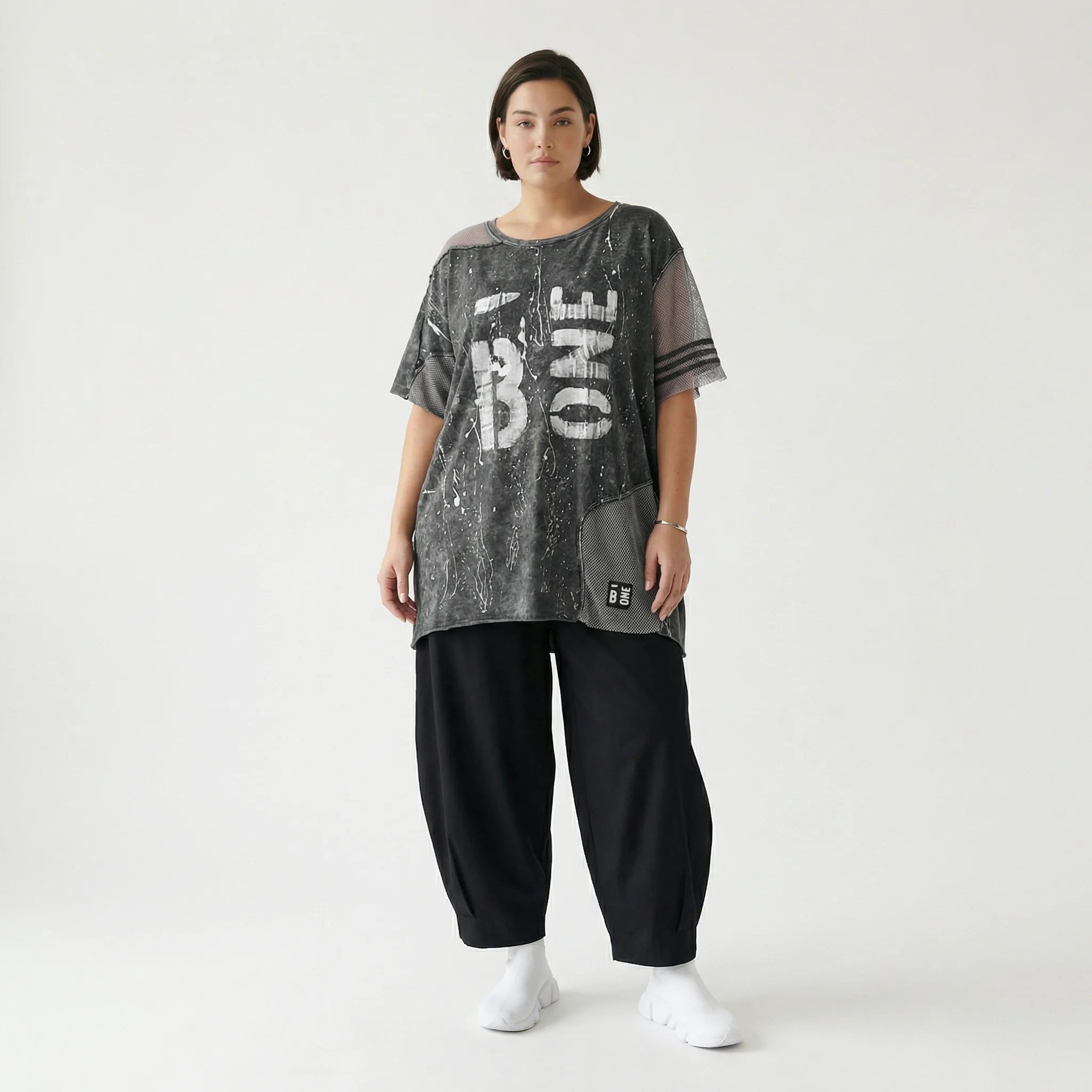 Oversize-Tunika mit Print und Mesh-Details in Grau-Schwarz von B-ONE im Lagenlook-Design