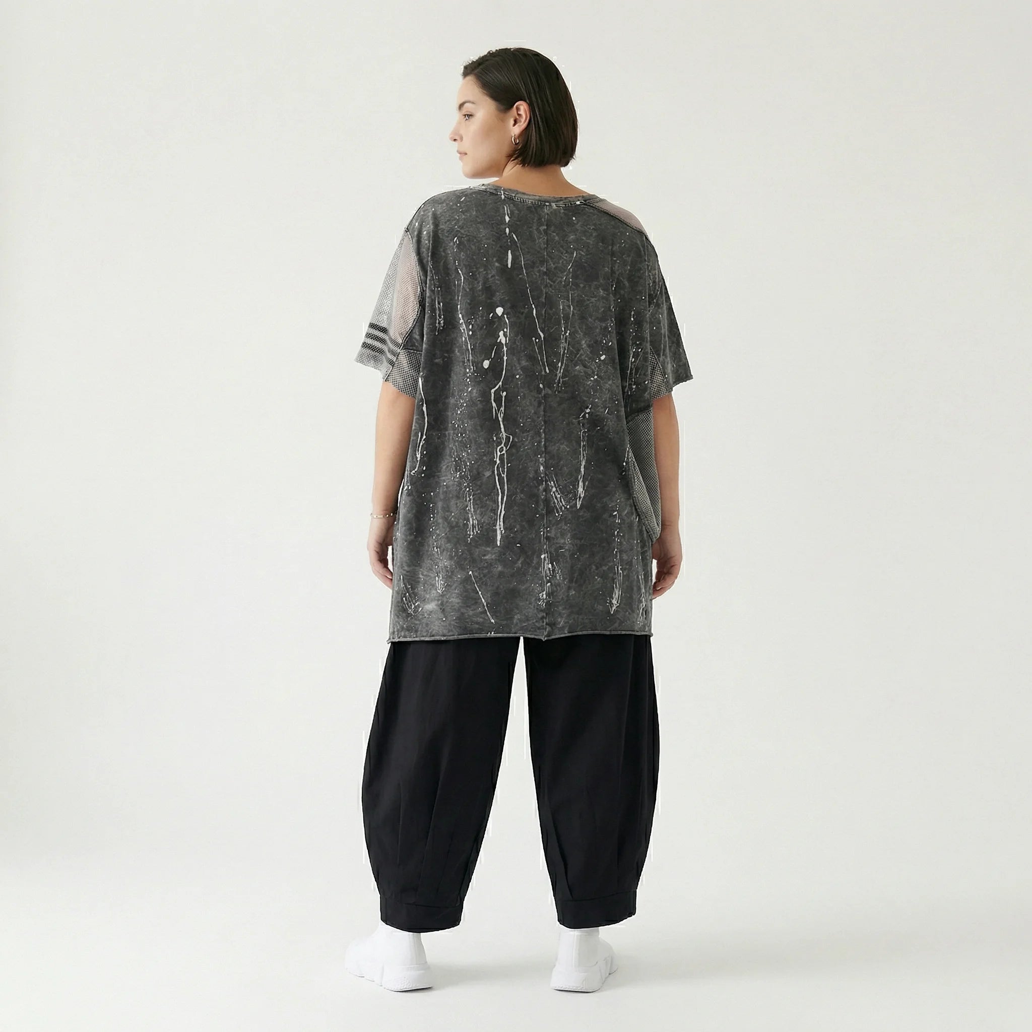 Oversize-Tunika mit Print und Mesh-Details in Grau-Schwarz von B-ONE im Lagenlook-Design