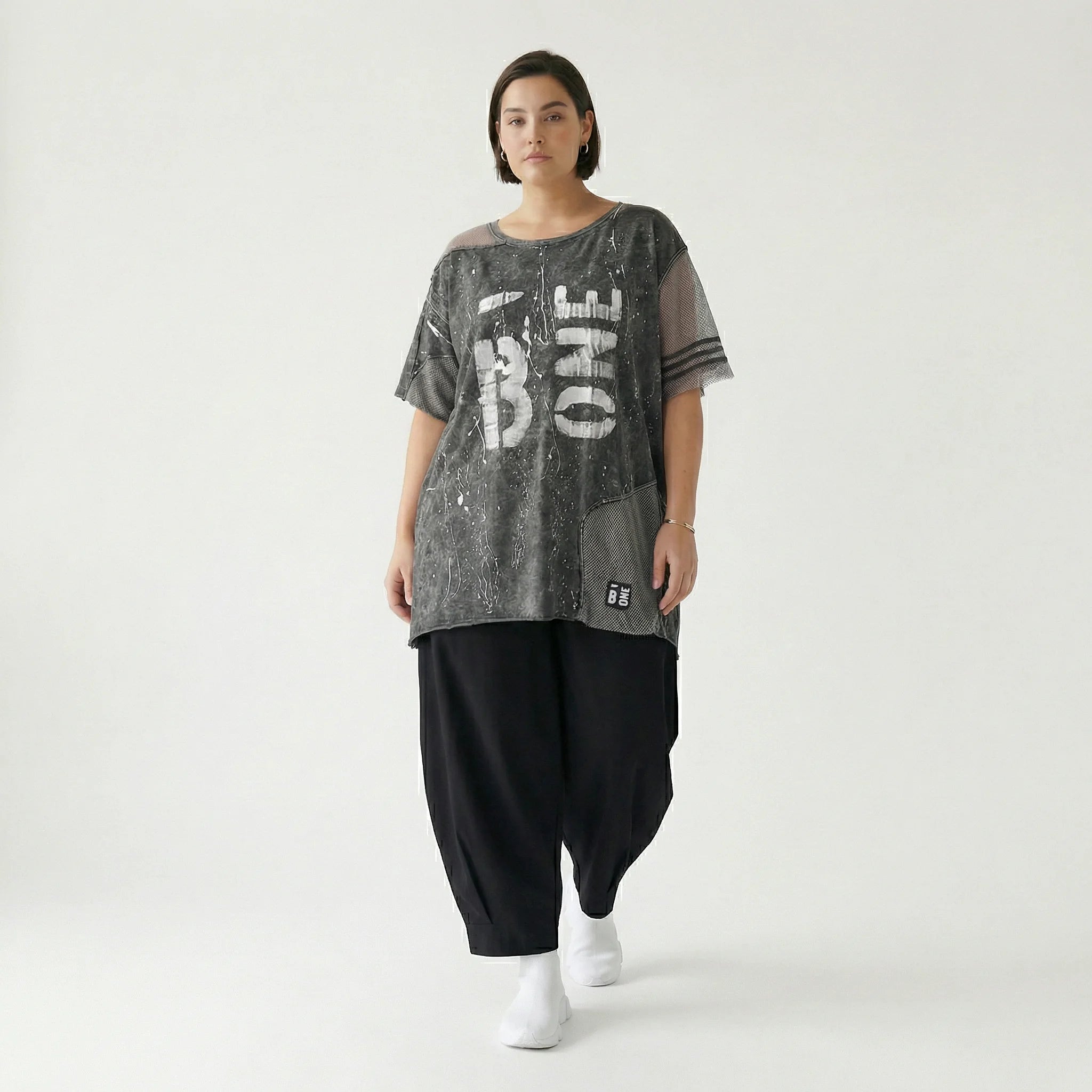 Oversize-Tunika mit Print und Mesh-Details in Grau-Schwarz von B-ONE im Lagenlook-Design