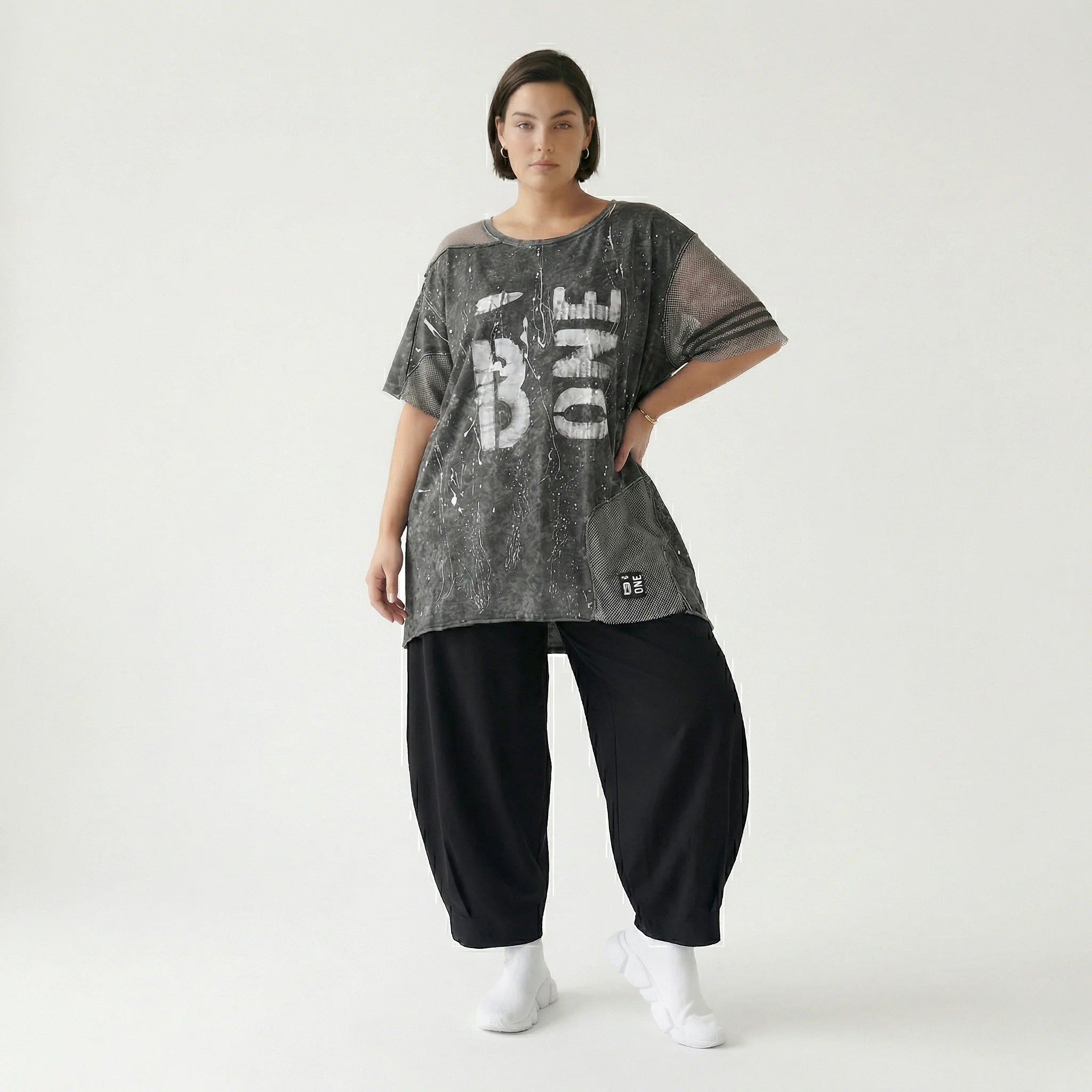 Oversize-Tunika mit Print und Mesh-Details in Grau-Schwarz von B-ONE im Lagenlook-Design
