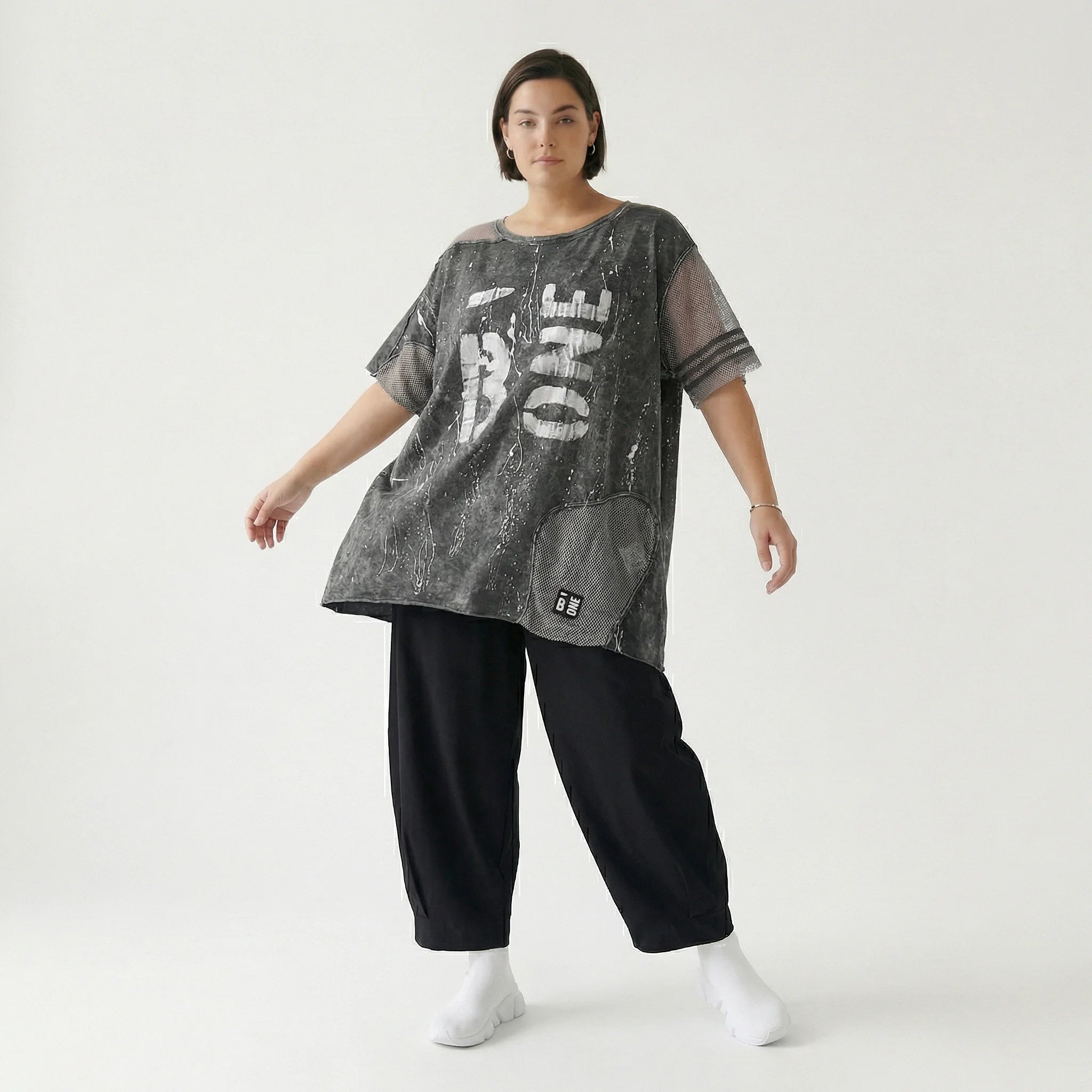 Oversize-Tunika mit Print und Mesh-Details in Grau-Schwarz von B-ONE im Lagenlook-Design
