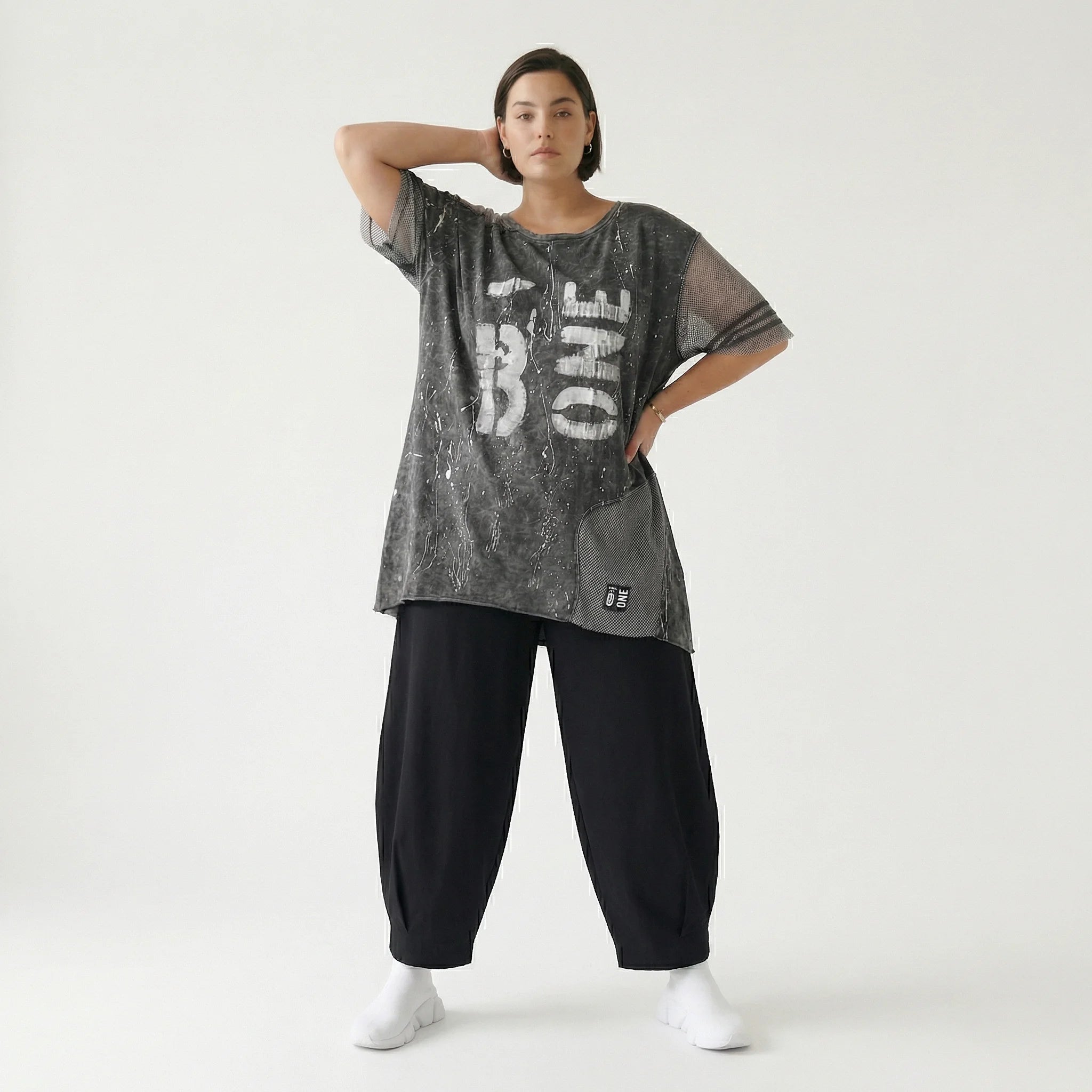 Oversize-Tunika mit Print und Mesh-Details in Grau-Schwarz von B-ONE im Lagenlook-Design