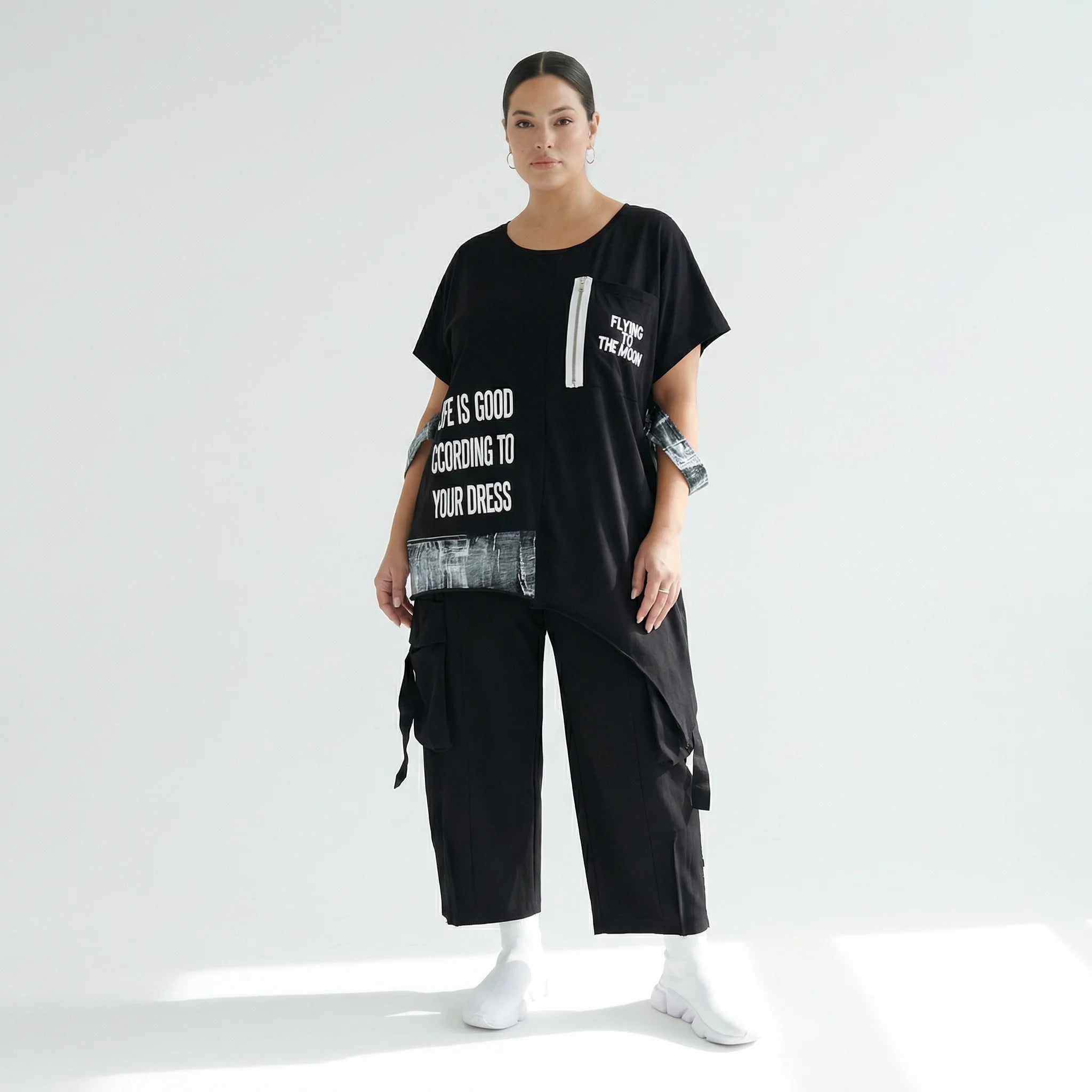 Asymmetrische Oversize-Tunika mit Print, Tasche & Zipper in Schwarz – B-ONE Design