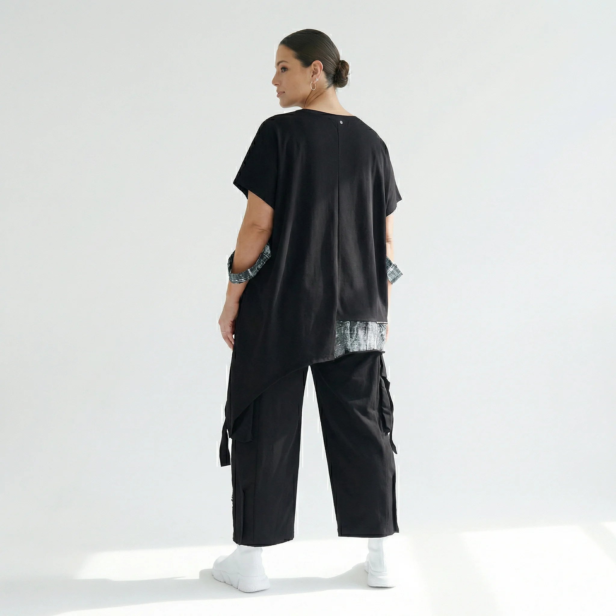 Asymmetrische Oversize-Tunika mit Print, Tasche & Zipper in Schwarz – B-ONE Design