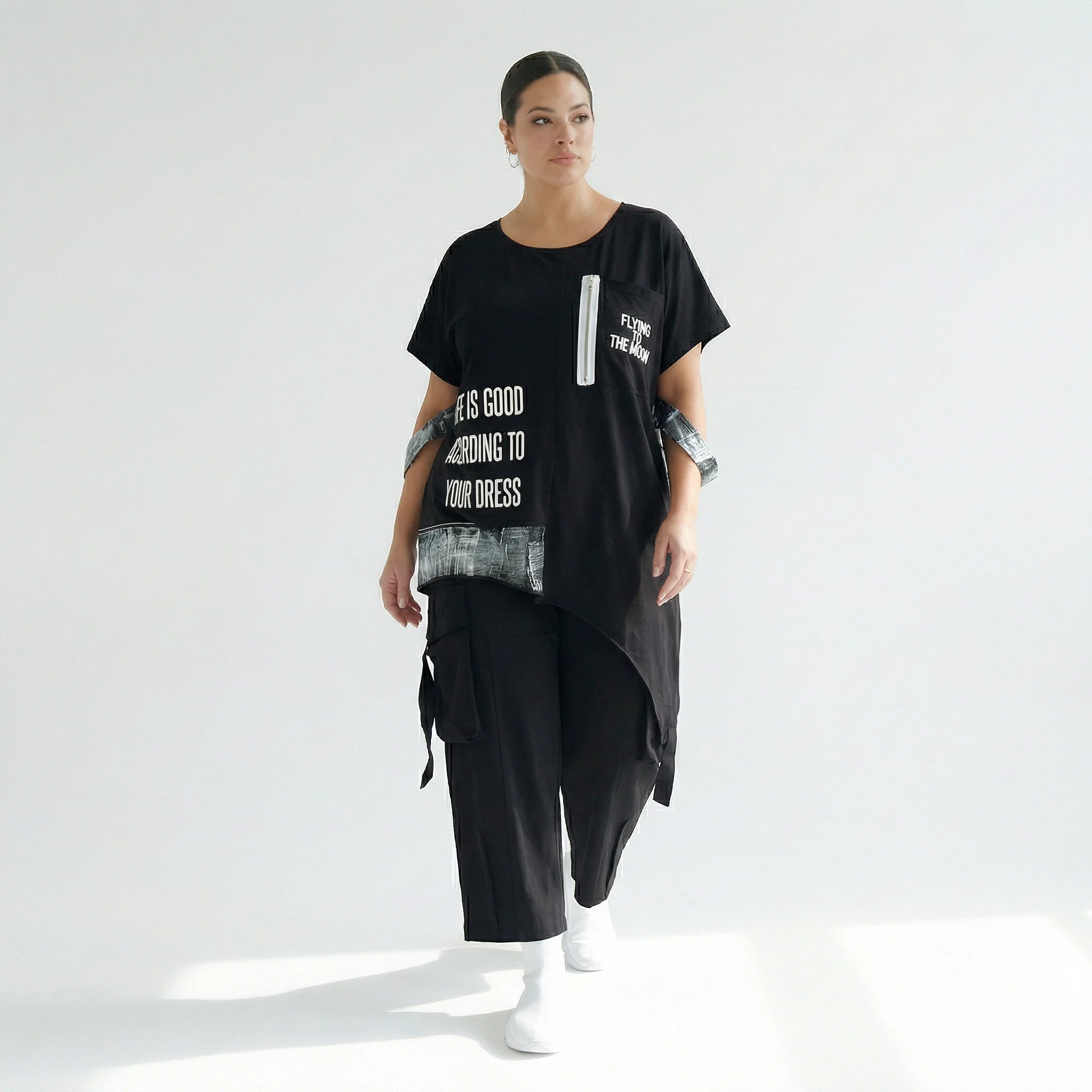 Asymmetrische Oversize-Tunika mit Print, Tasche & Zipper in Schwarz – B-ONE Design