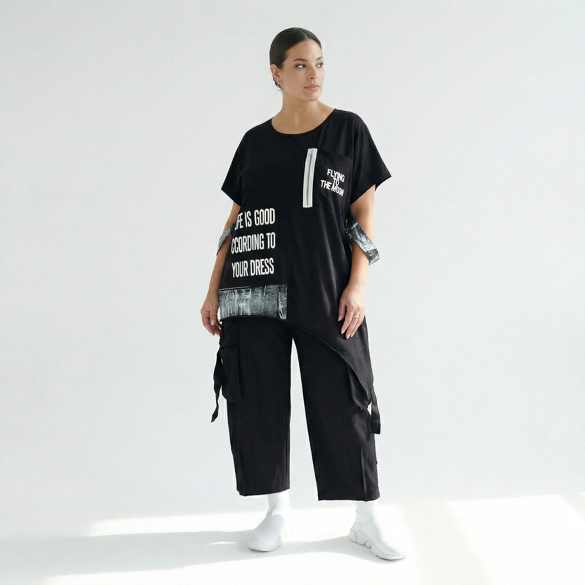 Asymmetrische Oversize-Tunika mit Print, Tasche & Zipper in Schwarz – B-ONE Design