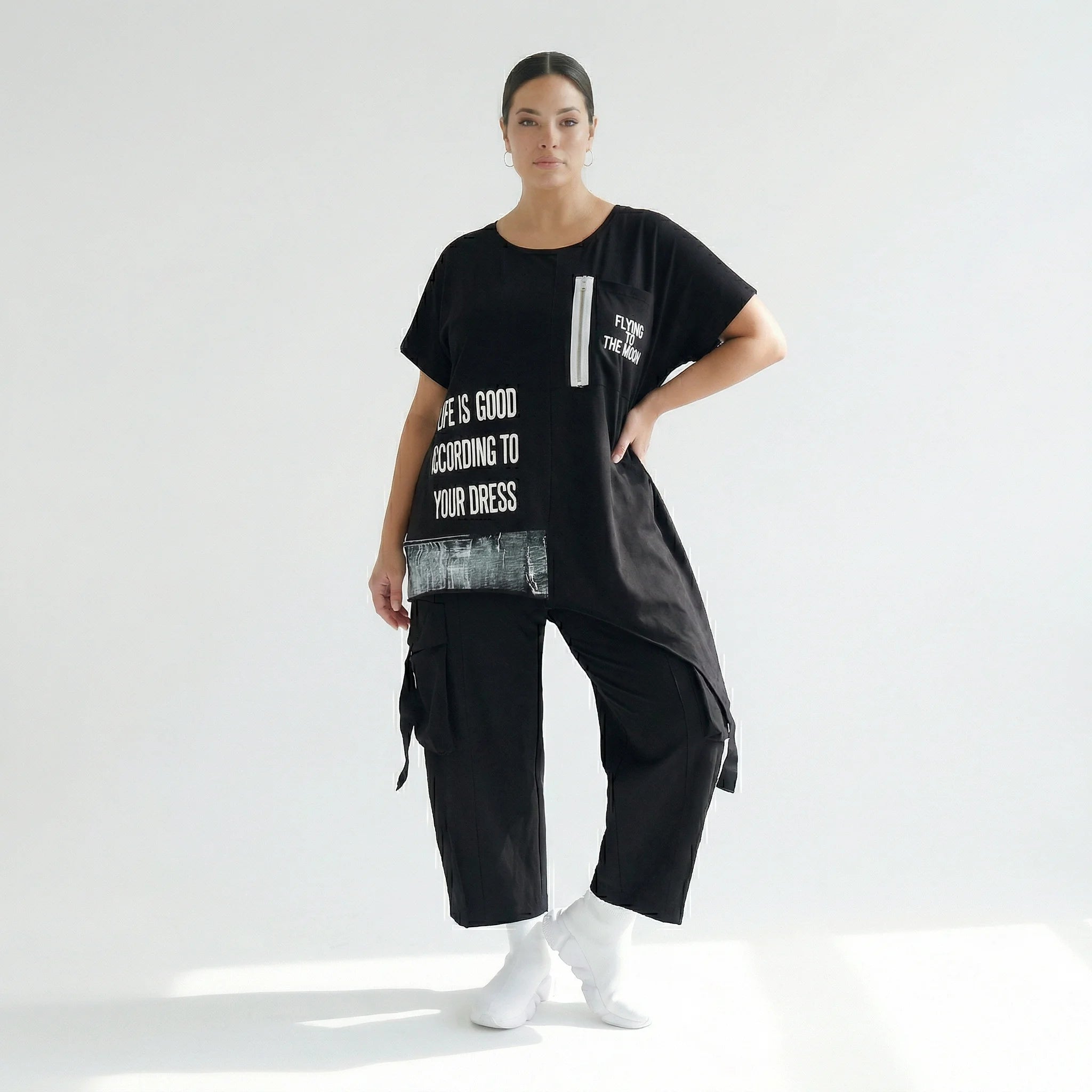 Asymmetrische Oversize-Tunika mit Print, Tasche & Zipper in Schwarz – B-ONE Design