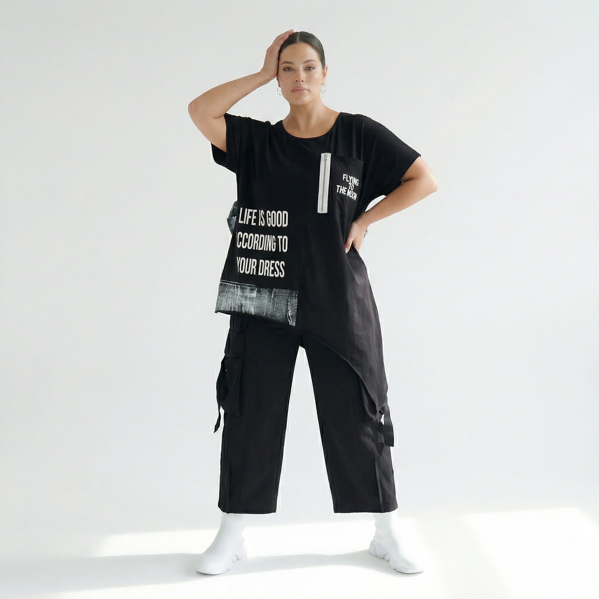 Asymmetrische Oversize-Tunika mit Print, Tasche & Zipper in Schwarz – B-ONE Design