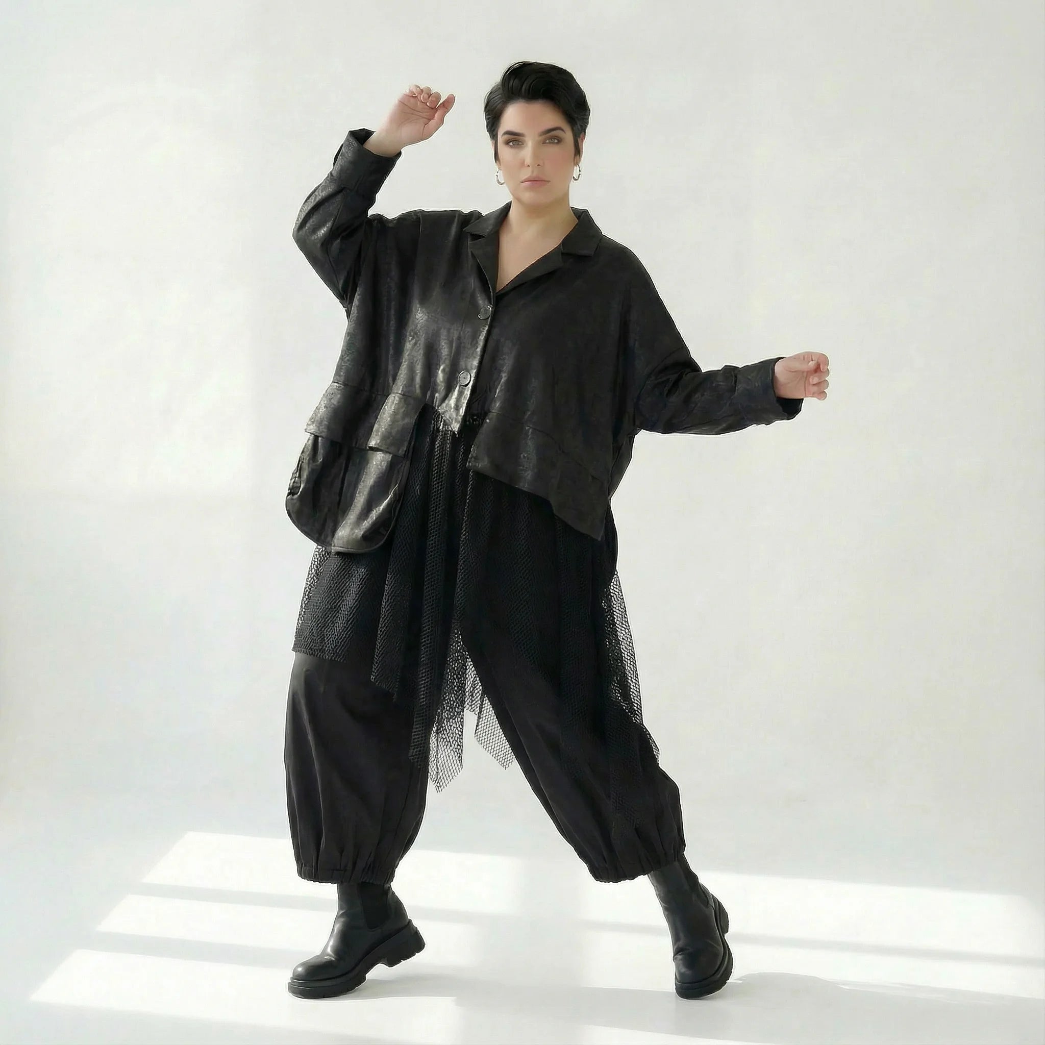 Caraclan Avantgarde Tunika aus Lederimitat mit Mesh-Details in Schwarz Übergangslook