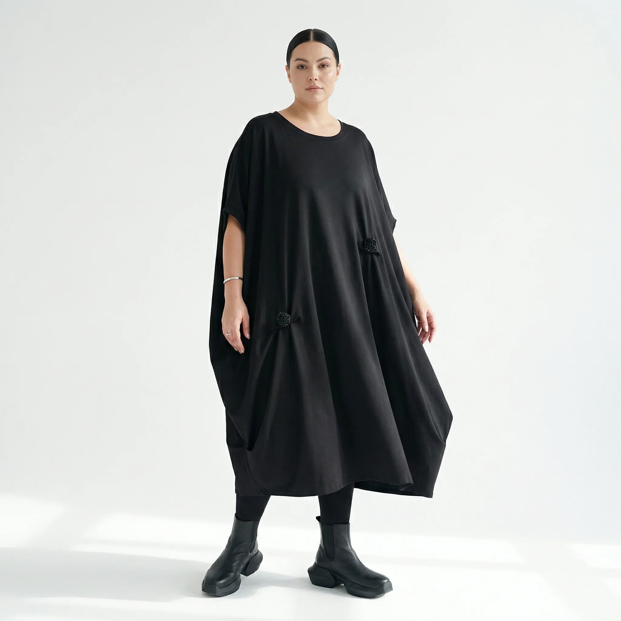 Avantgarde-Kleid in Schwarz mit Drapierung und Blütendetails von Maxlive im Oversize-Look