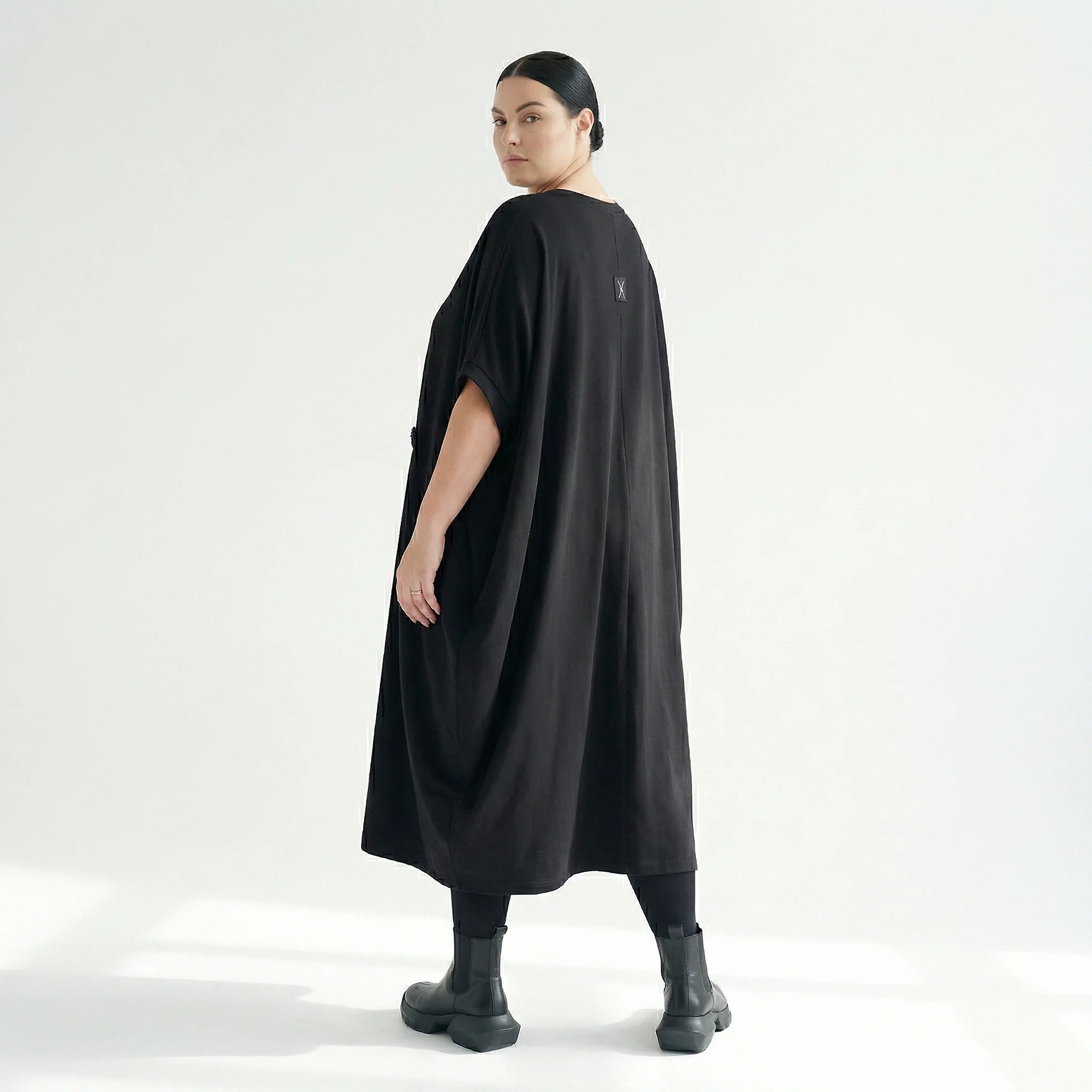 Avantgarde-Kleid in Schwarz mit Drapierung und Blütendetails von Maxlive im Oversize-Look