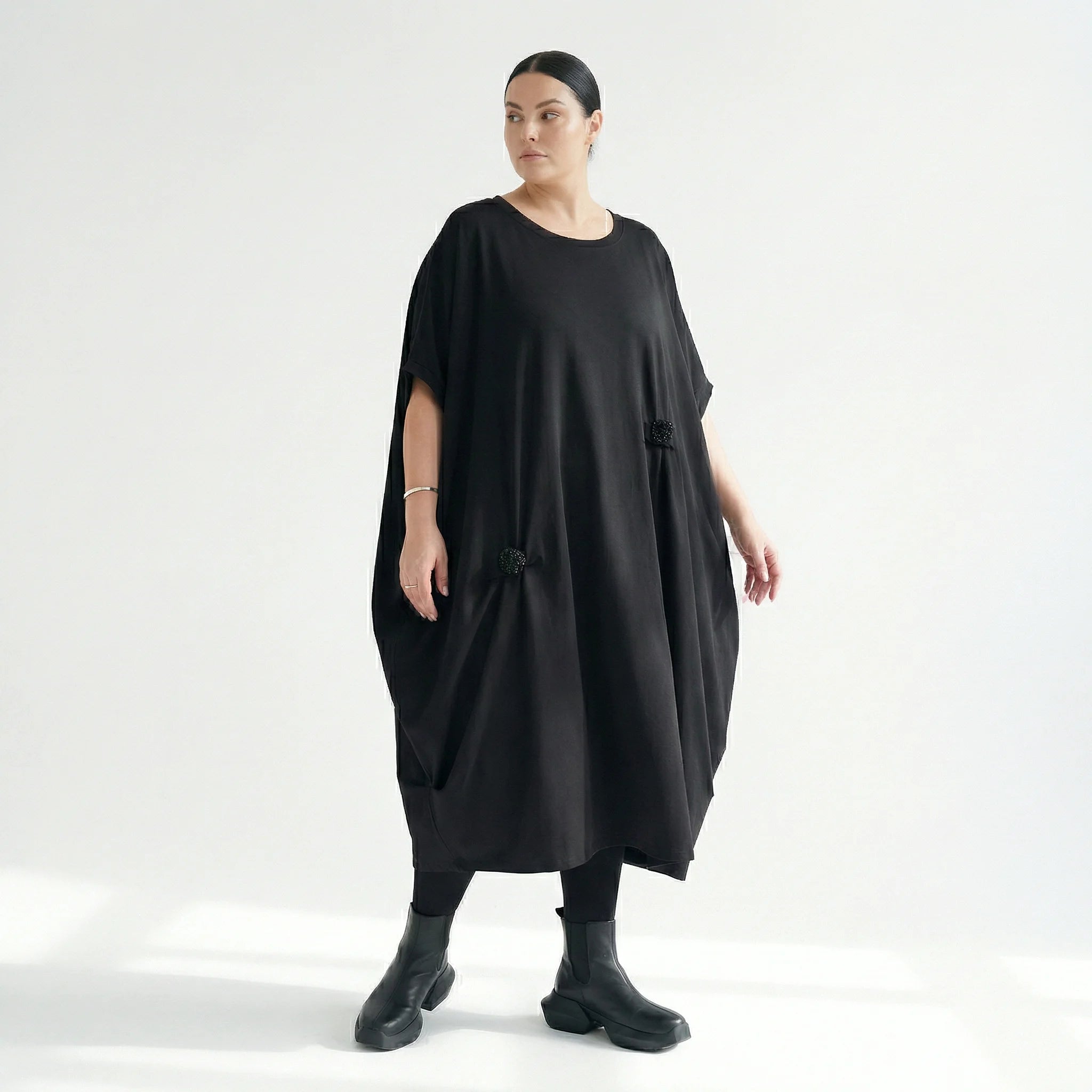 Avantgarde-Kleid in Schwarz mit Drapierung und Blütendetails von Maxlive im Oversize-Look