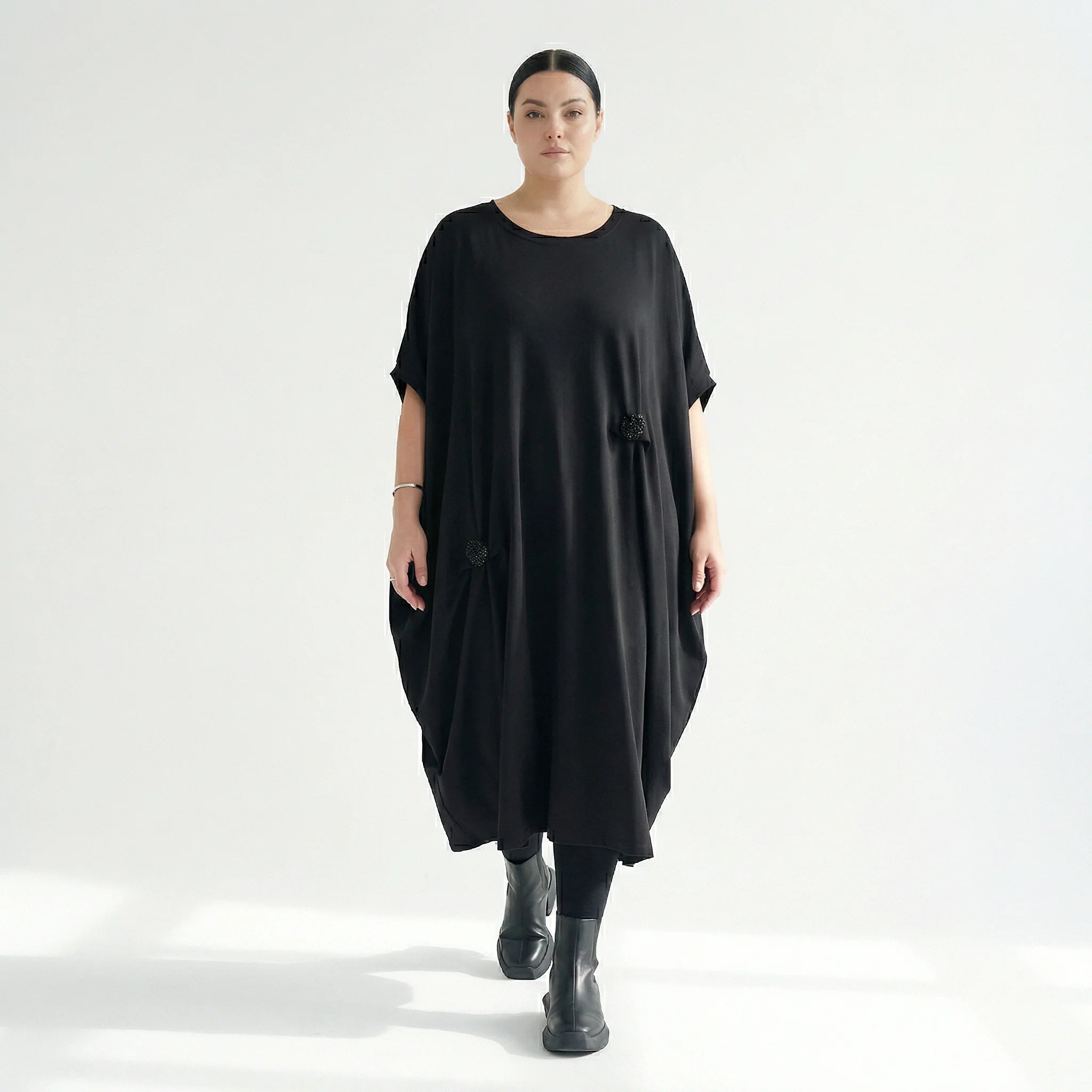 Avantgarde-Kleid in Schwarz mit Drapierung und Blütendetails von Maxlive im Oversize-Look