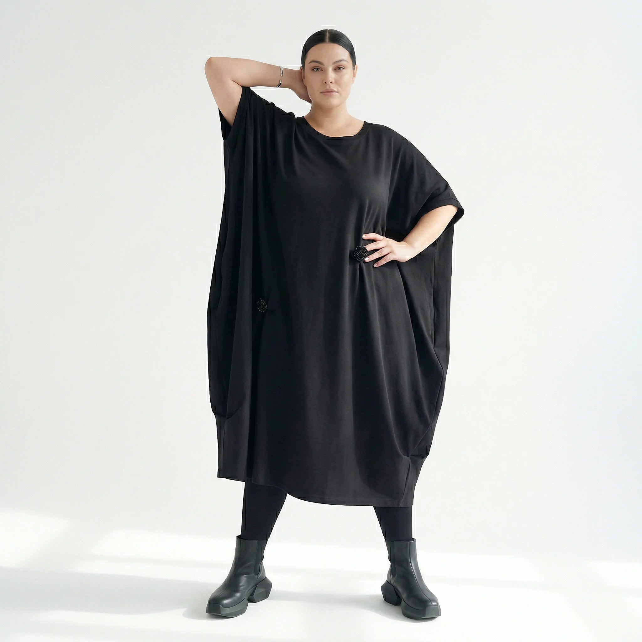 Avantgarde-Kleid in Schwarz mit Drapierung und Blütendetails von Maxlive im Oversize-Look