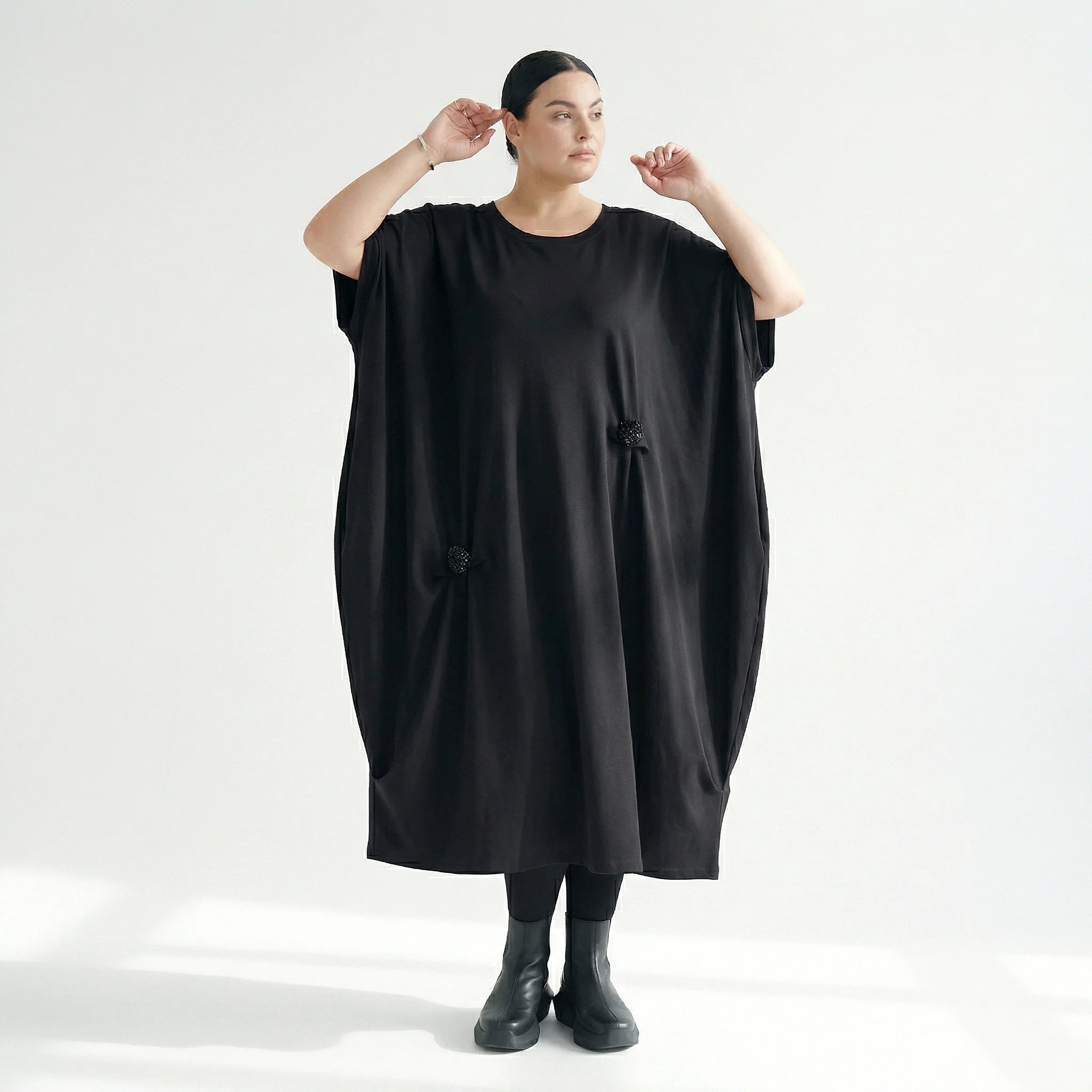 Schwarzes Oversize Kleid mit Blütenapplikationen asymmetrisch aus fließendem Feinjersey