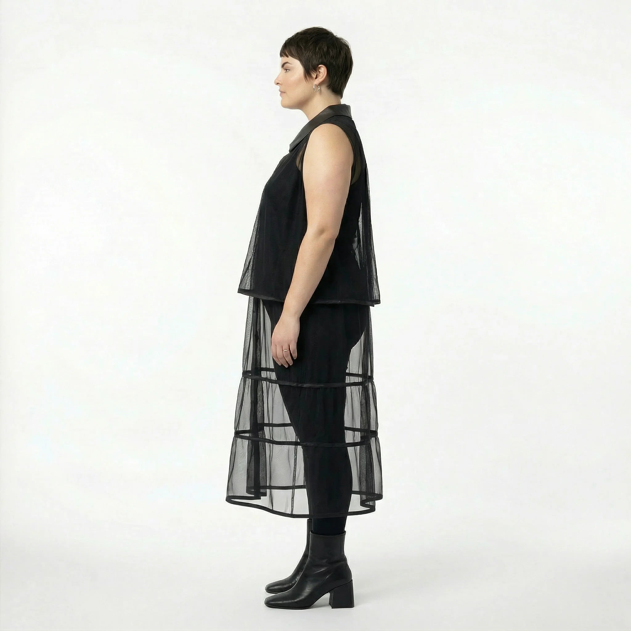 Transparente Tüll Weste Oversize A Form Stufenschnitt leicht Winter AKH Premium bei Modeare Damenmode Frankreich Lagenlook durchsichtig cic
