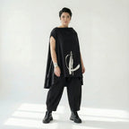 Schwarzes Oversize Shirt mit weißem Brushstroke Print und asymmetrischem A-Linienschnitt