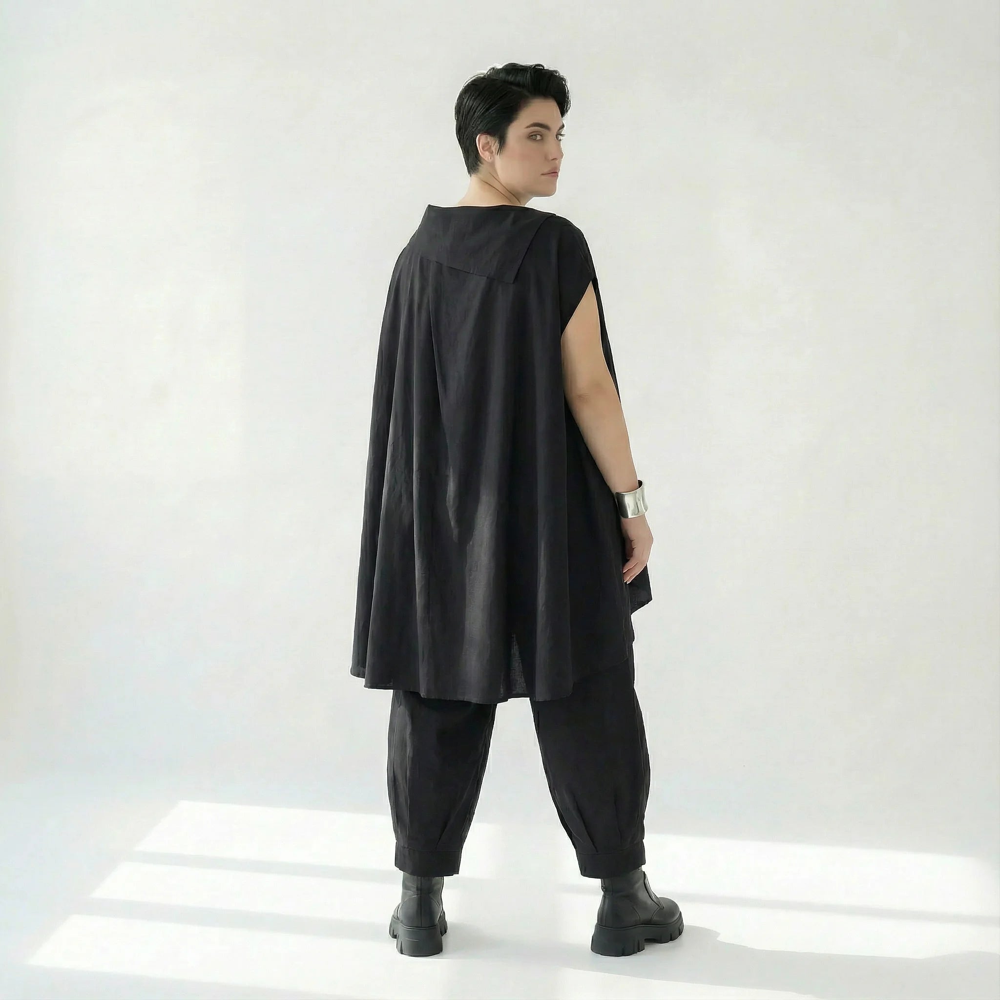 Asymmetrisches Oversize-Shirt in Schwarz mit weißem Print und weitem Kragen von Caraclan