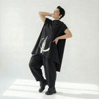 Schwarzes Oversize Shirt mit weißem Brushstroke Print und asymmetrischem A-Linienschnitt