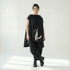 Schwarzes Oversize Shirt mit weißem Brushstroke Print und asymmetrischem A-Linienschnitt