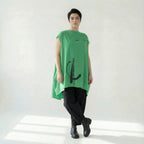 Oversize Shirt in apfelgrün mit schwarzem Pinselstrichprint asymmetrisch aus Modalmix