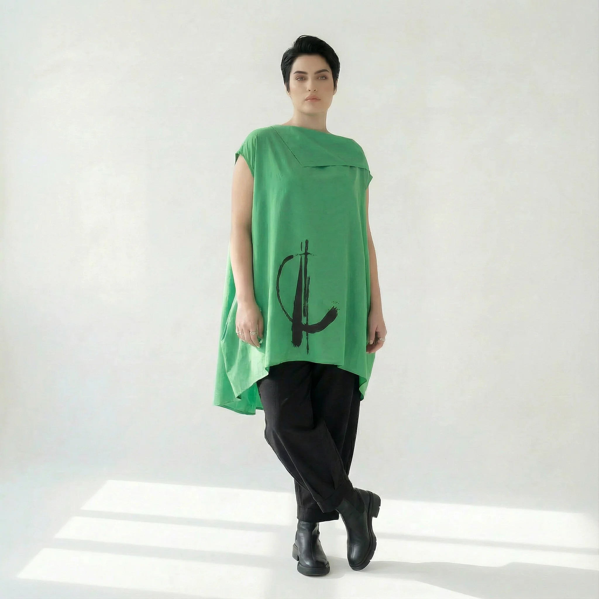 Oversize-Shirt in kräftigem Grün mit schwarzem Print und weitem Kragen von Caraclan