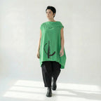 Oversize Shirt in apfelgrün mit schwarzem Pinselstrichprint asymmetrisch aus Modalmix